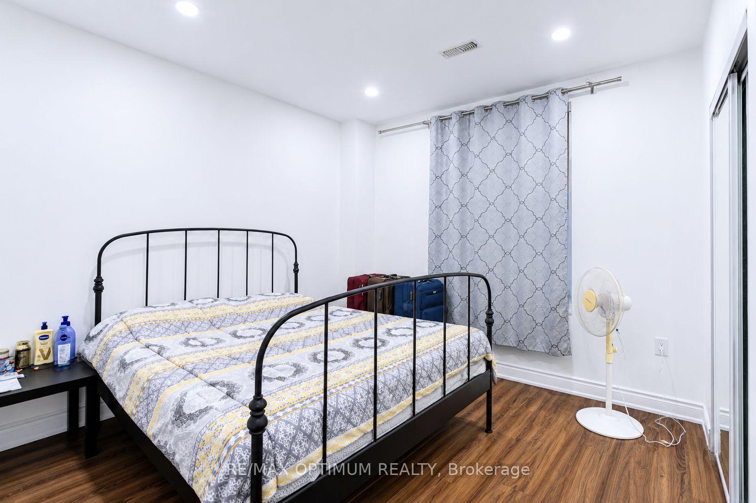 Photo 43 of 54 Midcrest Circle, Brampton, Credit Valley — HOMEH