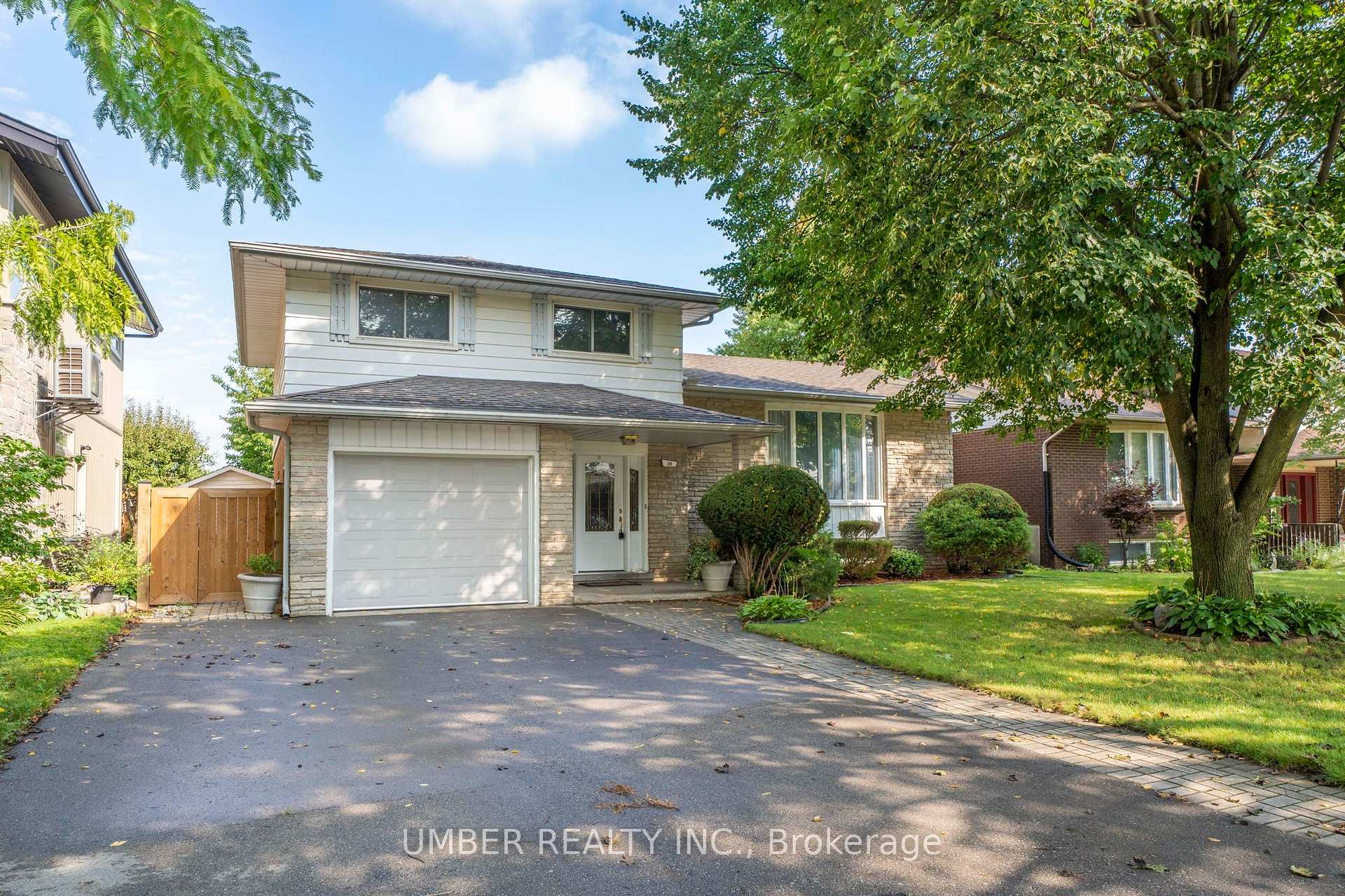Photo 1 of 20 Bishop Court, Kitchener, Heritage Park - Kitchener — HOMEH