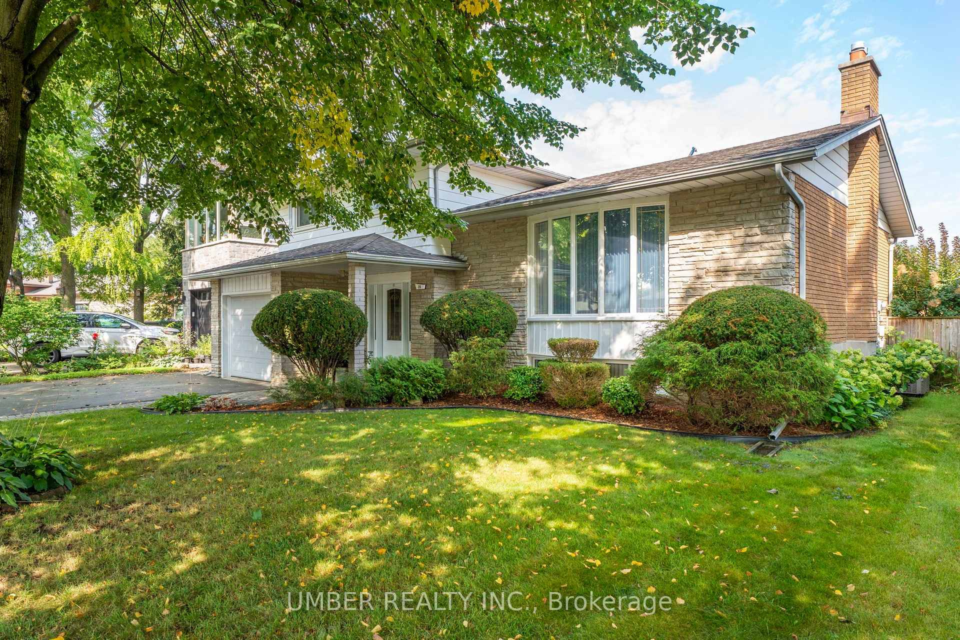 Photo 2 of 20 Bishop Court, Kitchener, Heritage Park - Kitchener — HOMEH