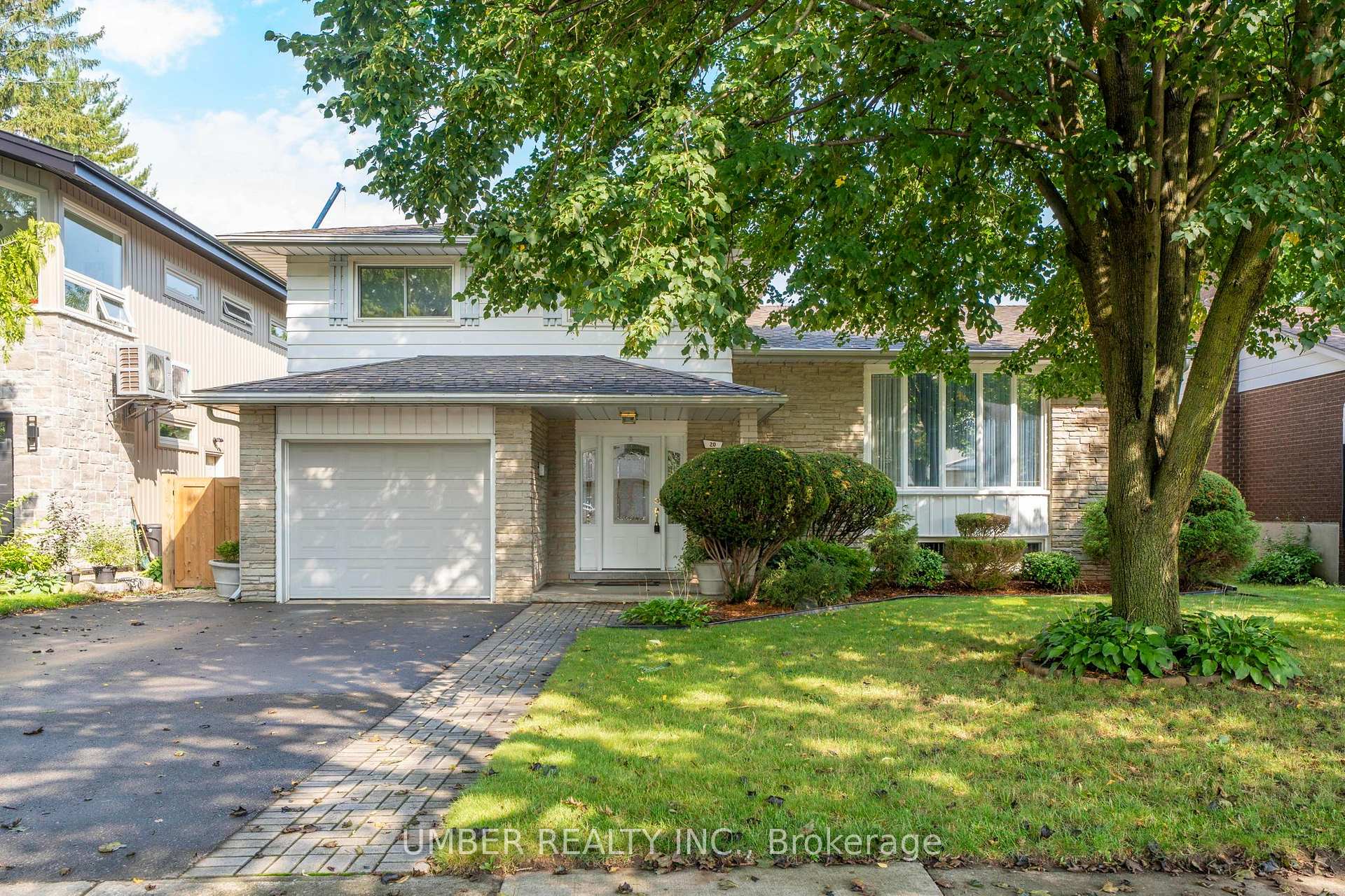Photo 3 of 20 Bishop Court, Kitchener, Heritage Park - Kitchener — HOMEH