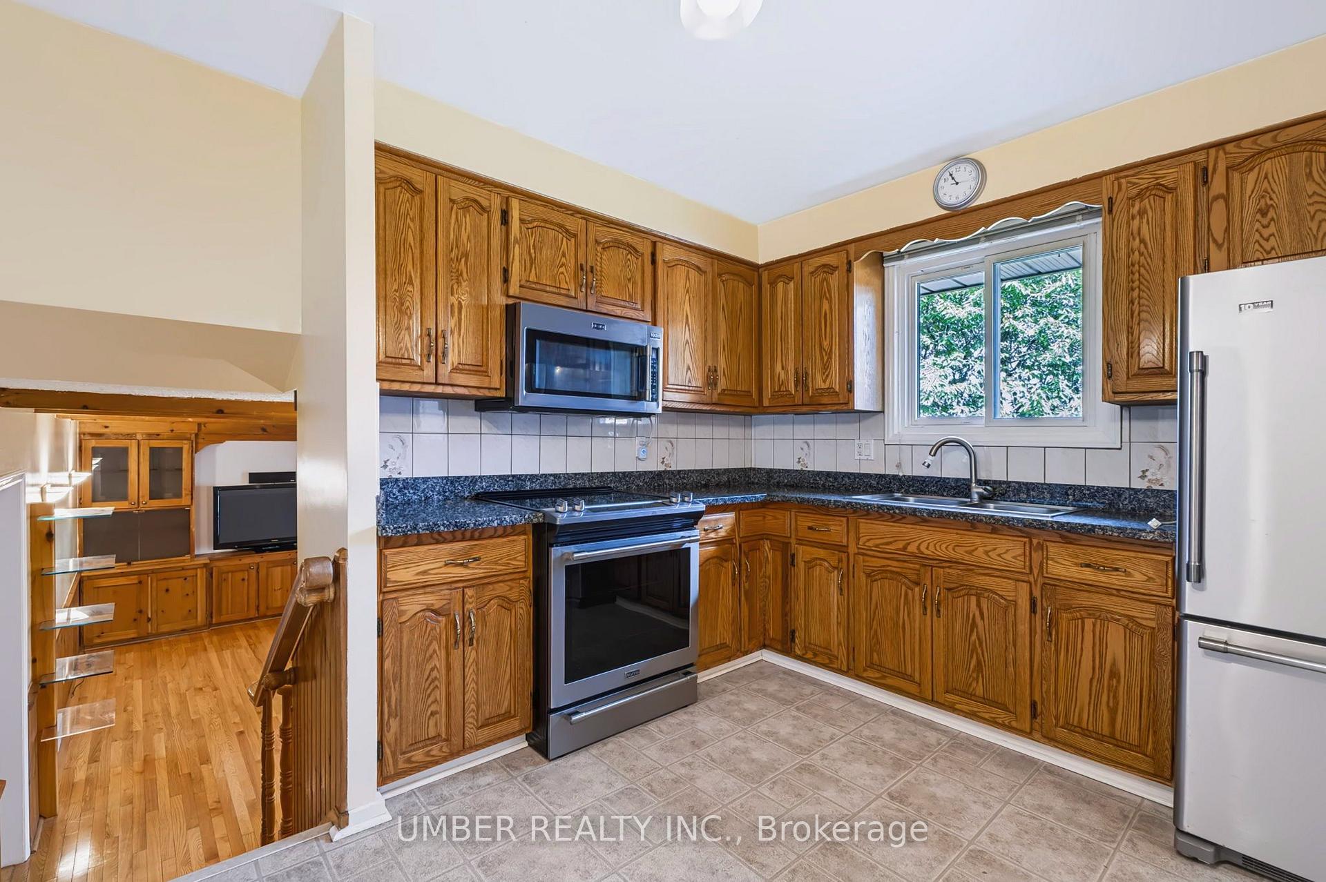 Photo 11 of 20 Bishop Court, Kitchener, Heritage Park - Kitchener — HOMEH