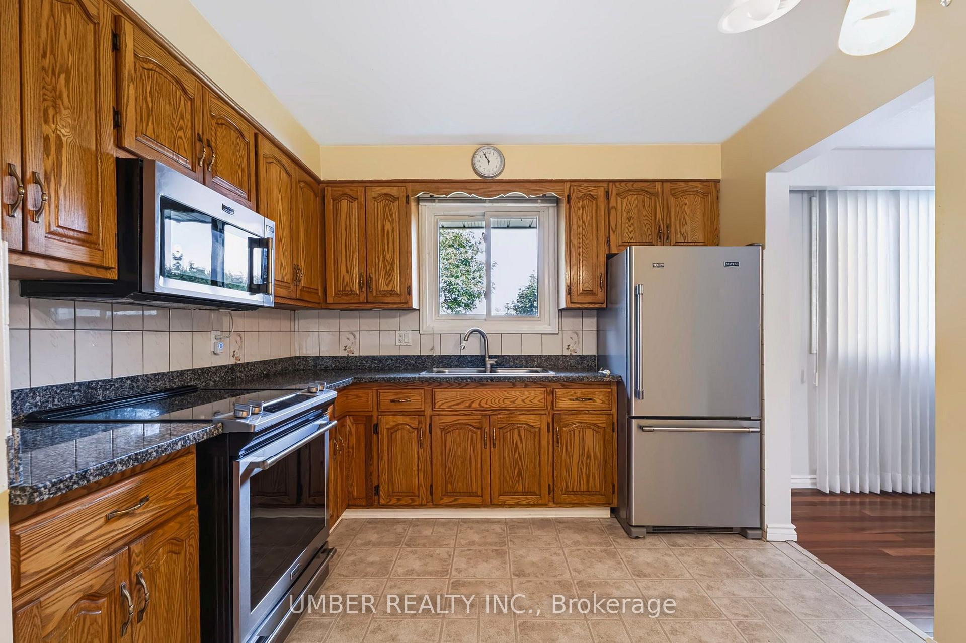 Photo 12 of 20 Bishop Court, Kitchener, Heritage Park - Kitchener — HOMEH
