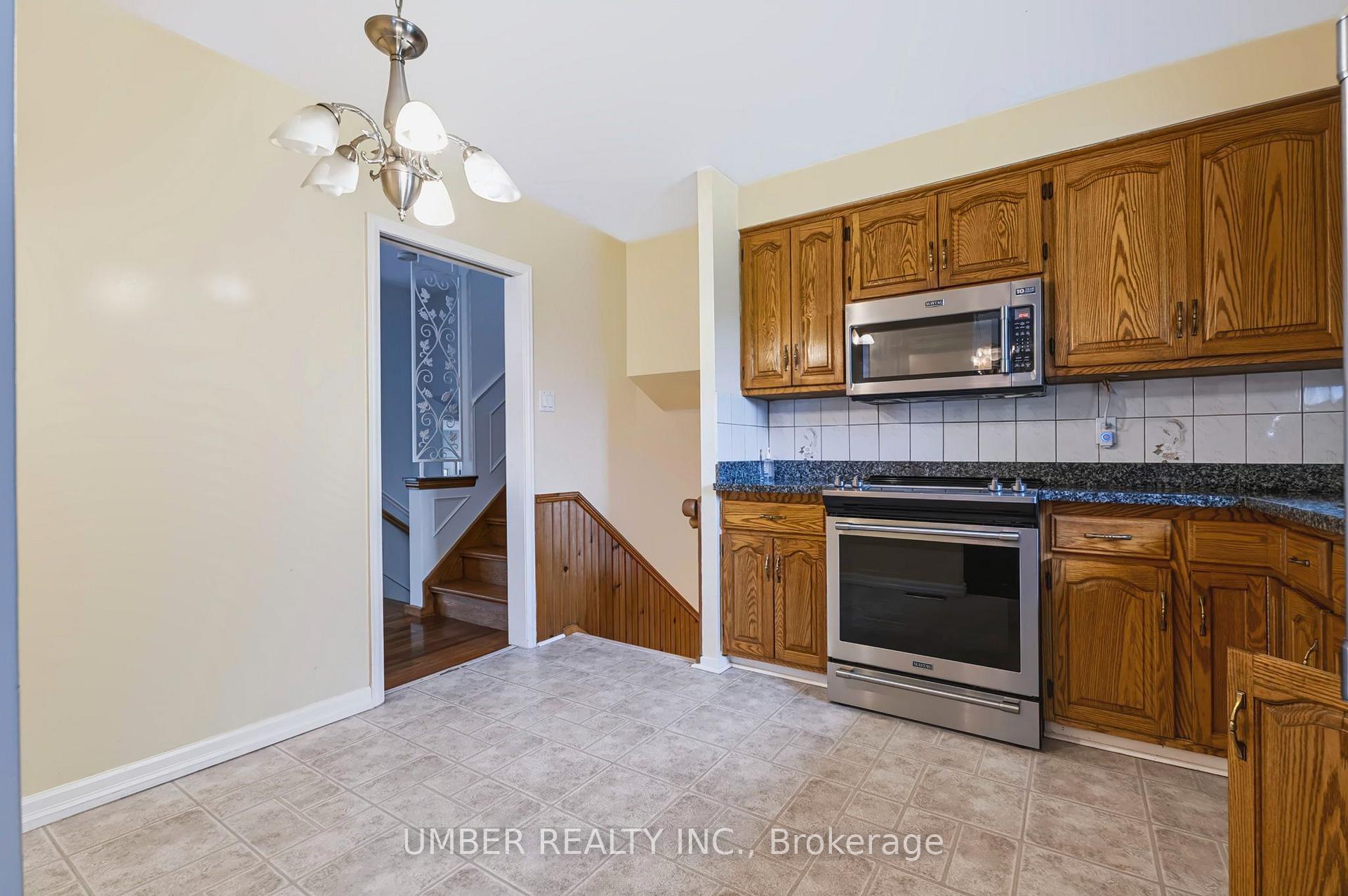Photo 13 of 20 Bishop Court, Kitchener, Heritage Park - Kitchener — HOMEH