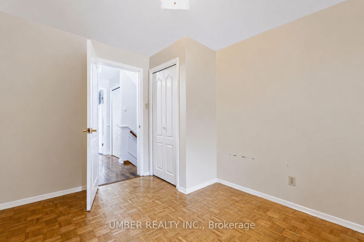 Photo 17 of 20 Bishop Court, Kitchener, Heritage Park - Kitchener — HOMEH