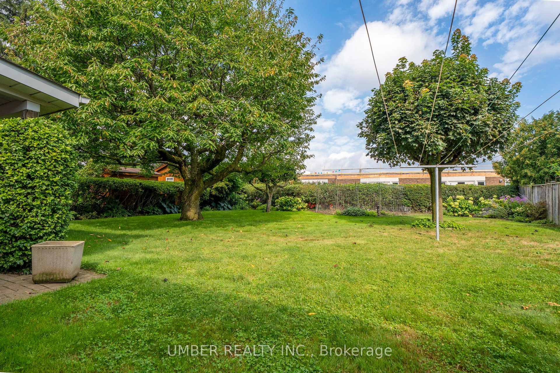 Photo 26 of 20 Bishop Court, Kitchener, Heritage Park - Kitchener — HOMEH