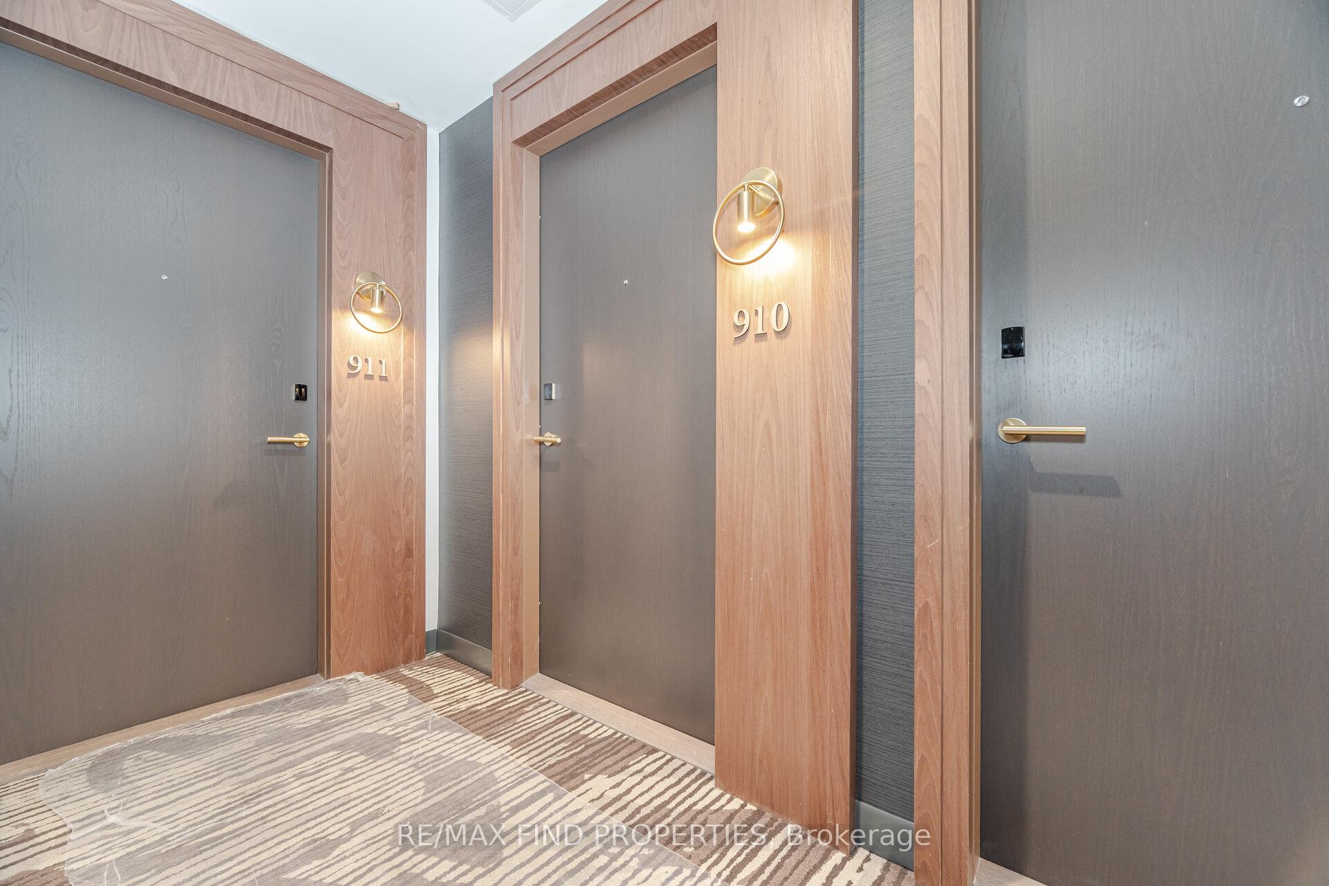Photo 5 of Unit 910, 6 Greenbriar Road, North York, Bayview Village — HOMEH
