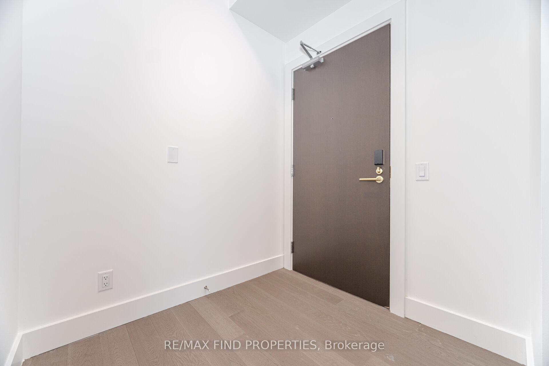 Photo 6 of Unit 910, 6 Greenbriar Road, North York, Bayview Village — HOMEH