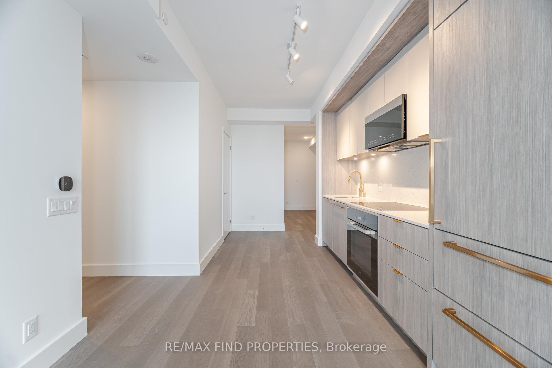 Photo 10 of Unit 910, 6 Greenbriar Road, North York, Bayview Village — HOMEH