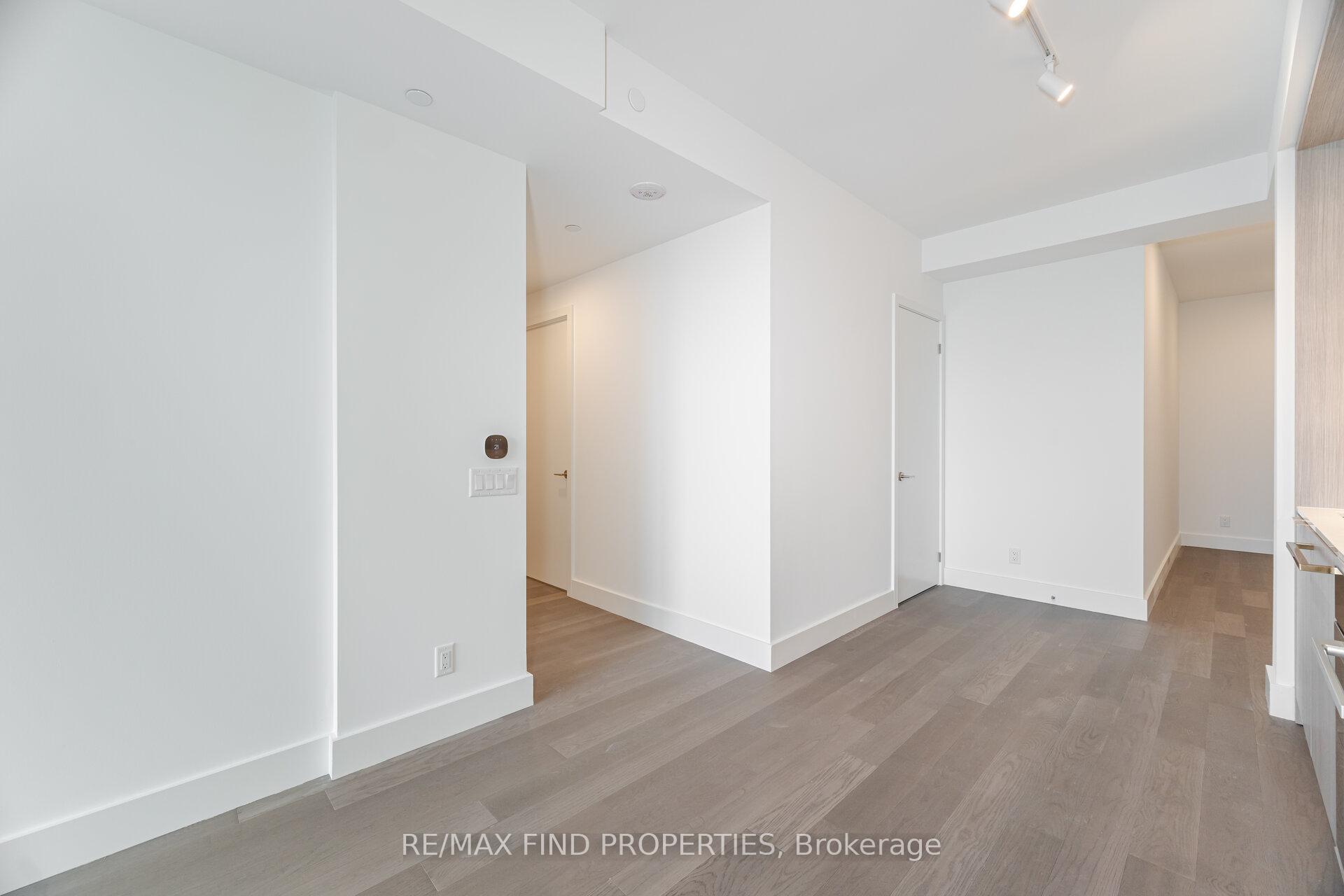 Photo 11 of Unit 910, 6 Greenbriar Road, North York, Bayview Village — HOMEH