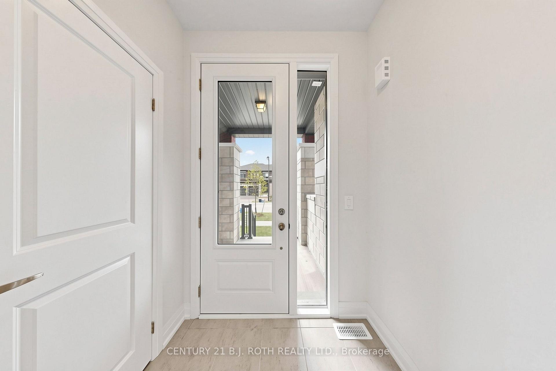 Photo 5 of 115 Corley Street E, Kawartha Lakes, Lindsay — HOMEH
