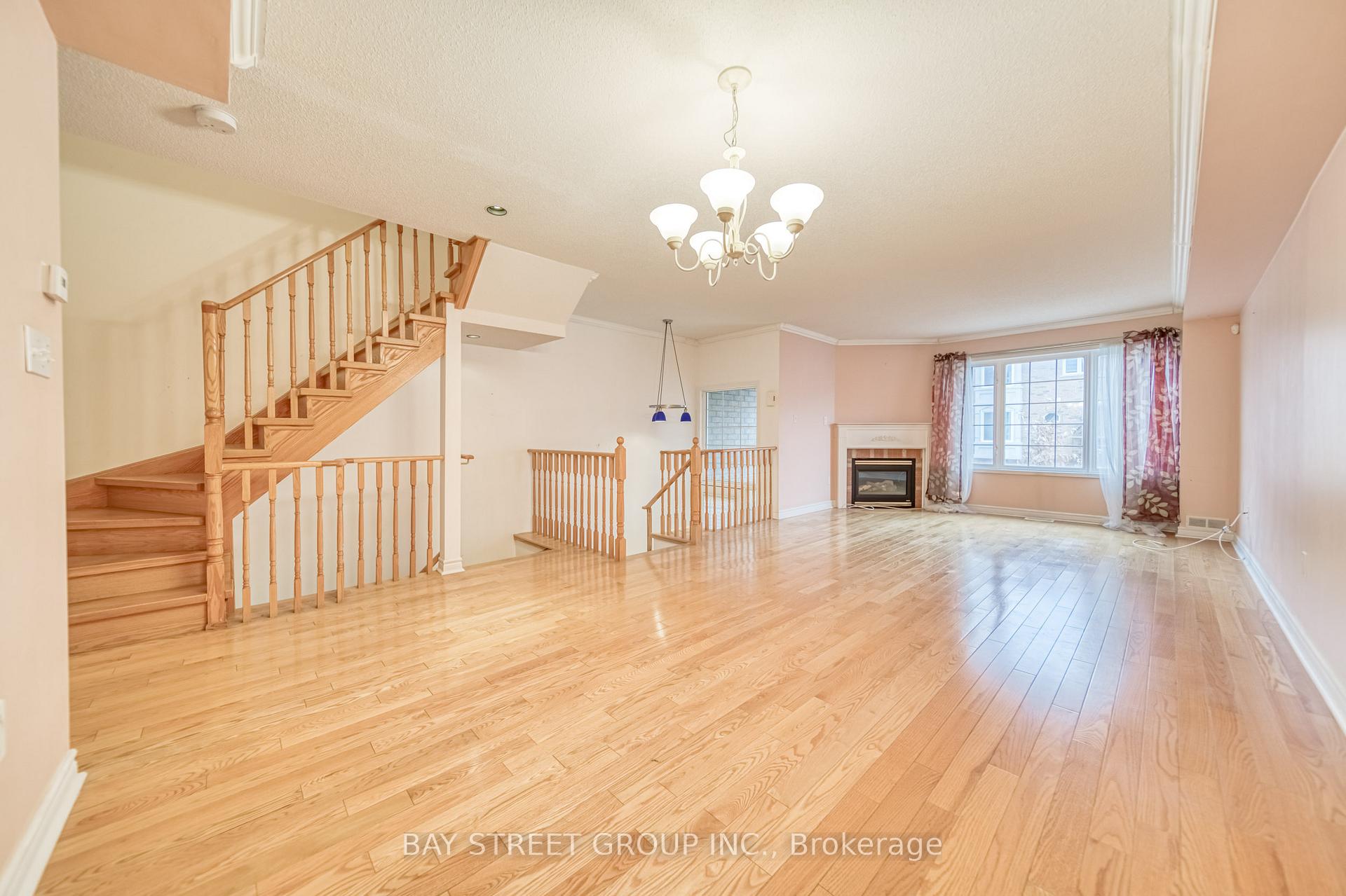 Photo 5 of 27 Orchid Road, Markham, Commerce Valley — HOMEH