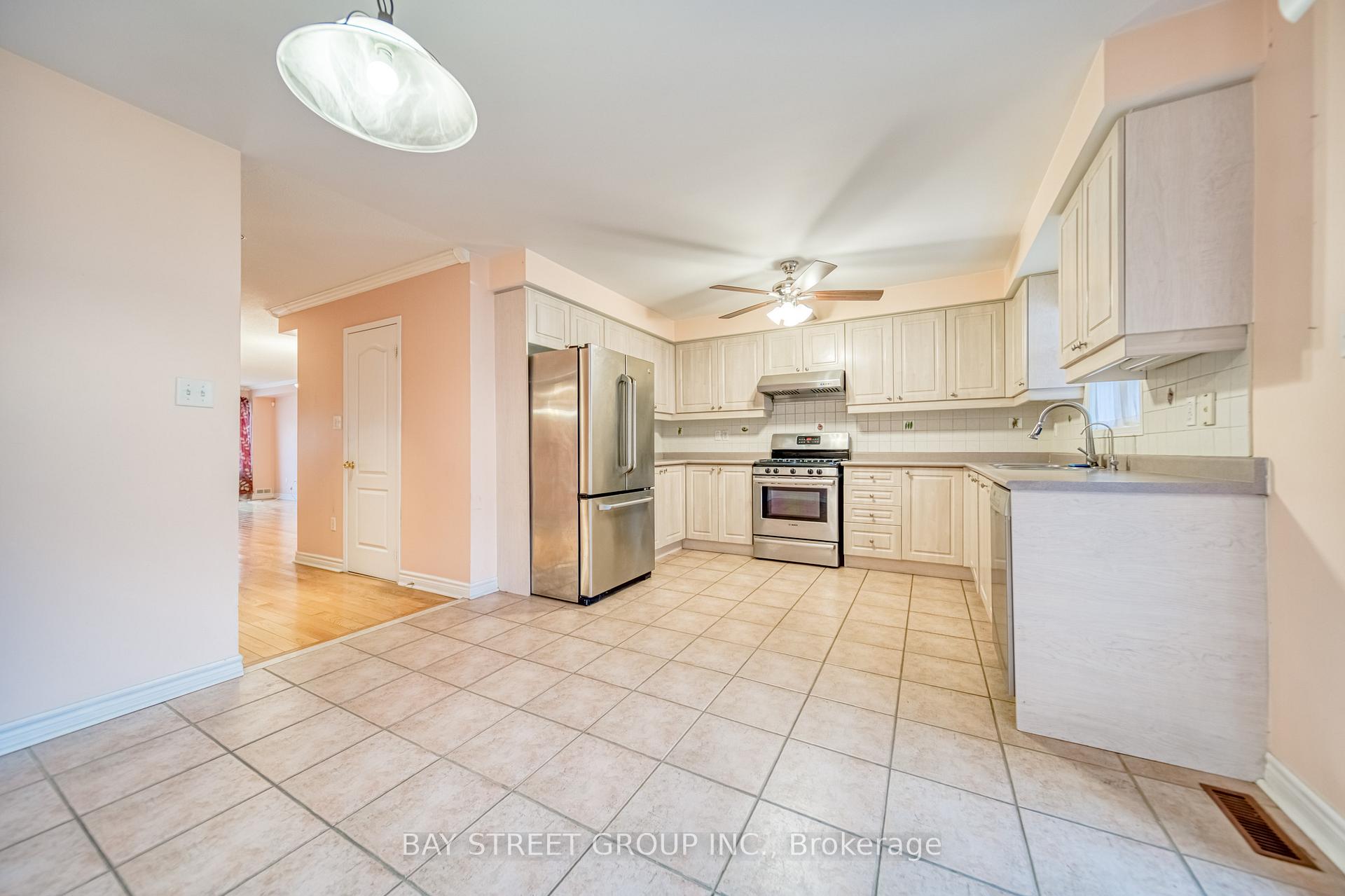 Photo 8 of 27 Orchid Road, Markham, Commerce Valley — HOMEH
