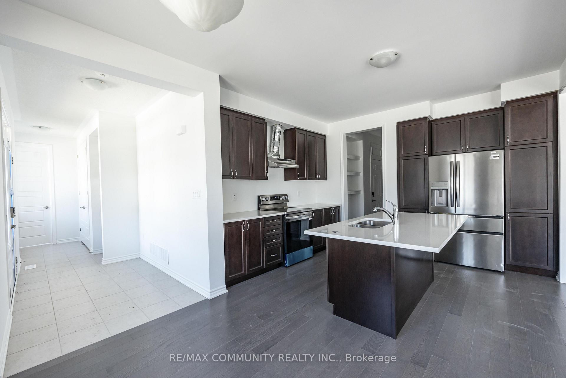 Photo 5 of 1483 Mockingbird Square, Pickering, Rural Pickering — HOMEH