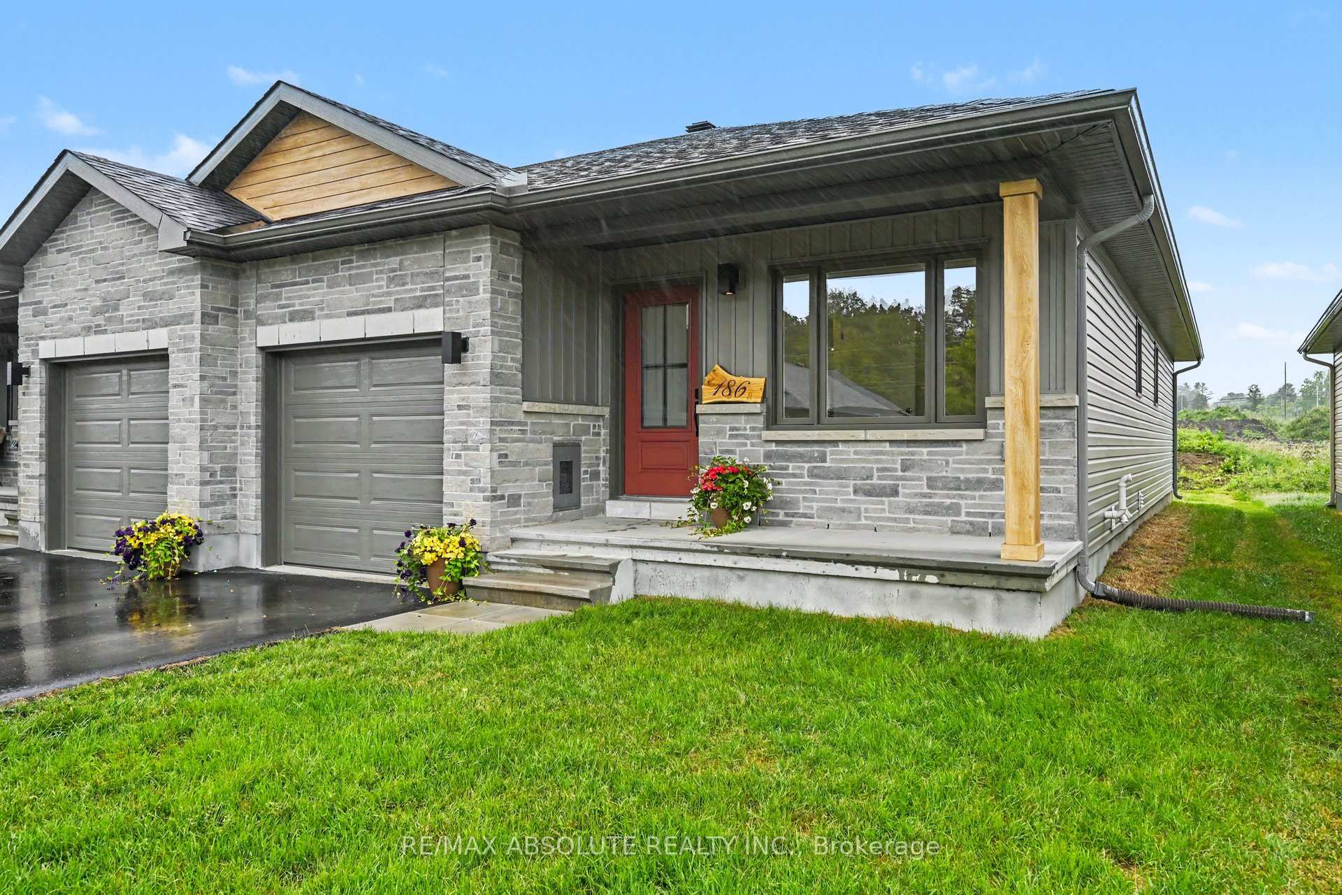 Photo 2 of 186 Seabert Drive, Arnprior, Arnprior — HOMEH