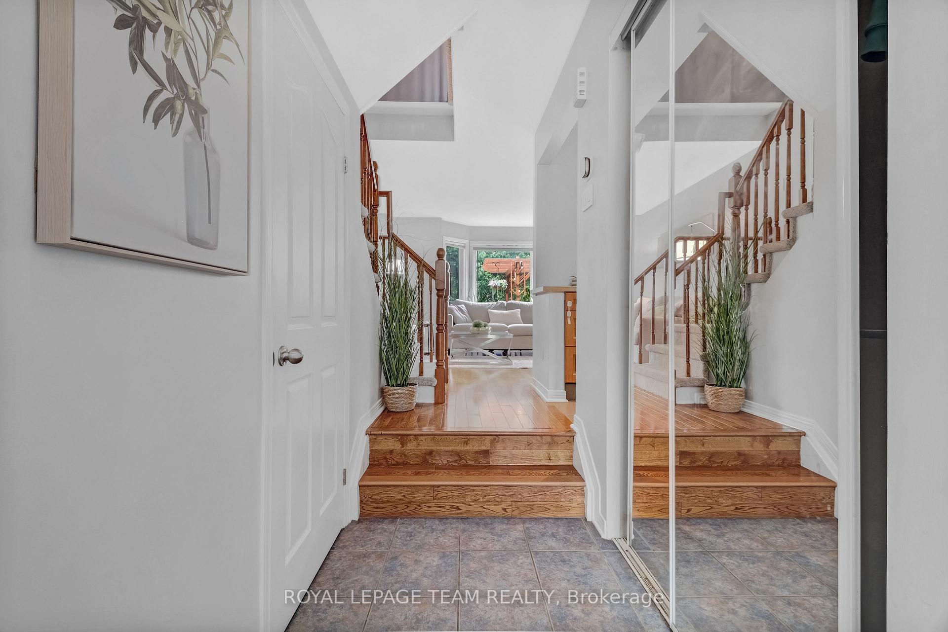 Photo 5 of 74 Milner Downs Crescent, Ottawa, Kanata - Emerald Meadows/Trailwest — HOMEH