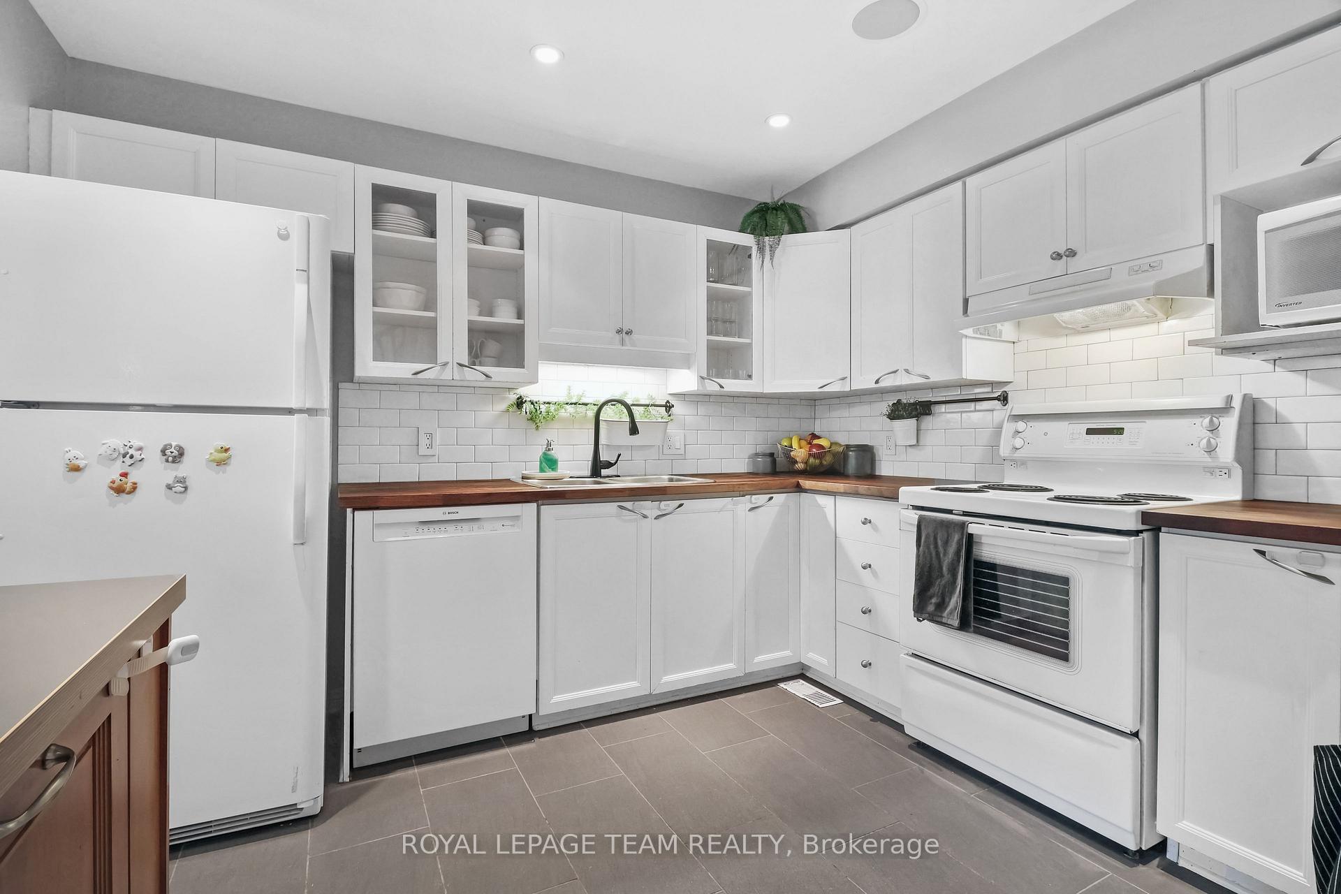 Photo 6 of 74 Milner Downs Crescent, Ottawa, Kanata - Emerald Meadows/Trailwest — HOMEH
