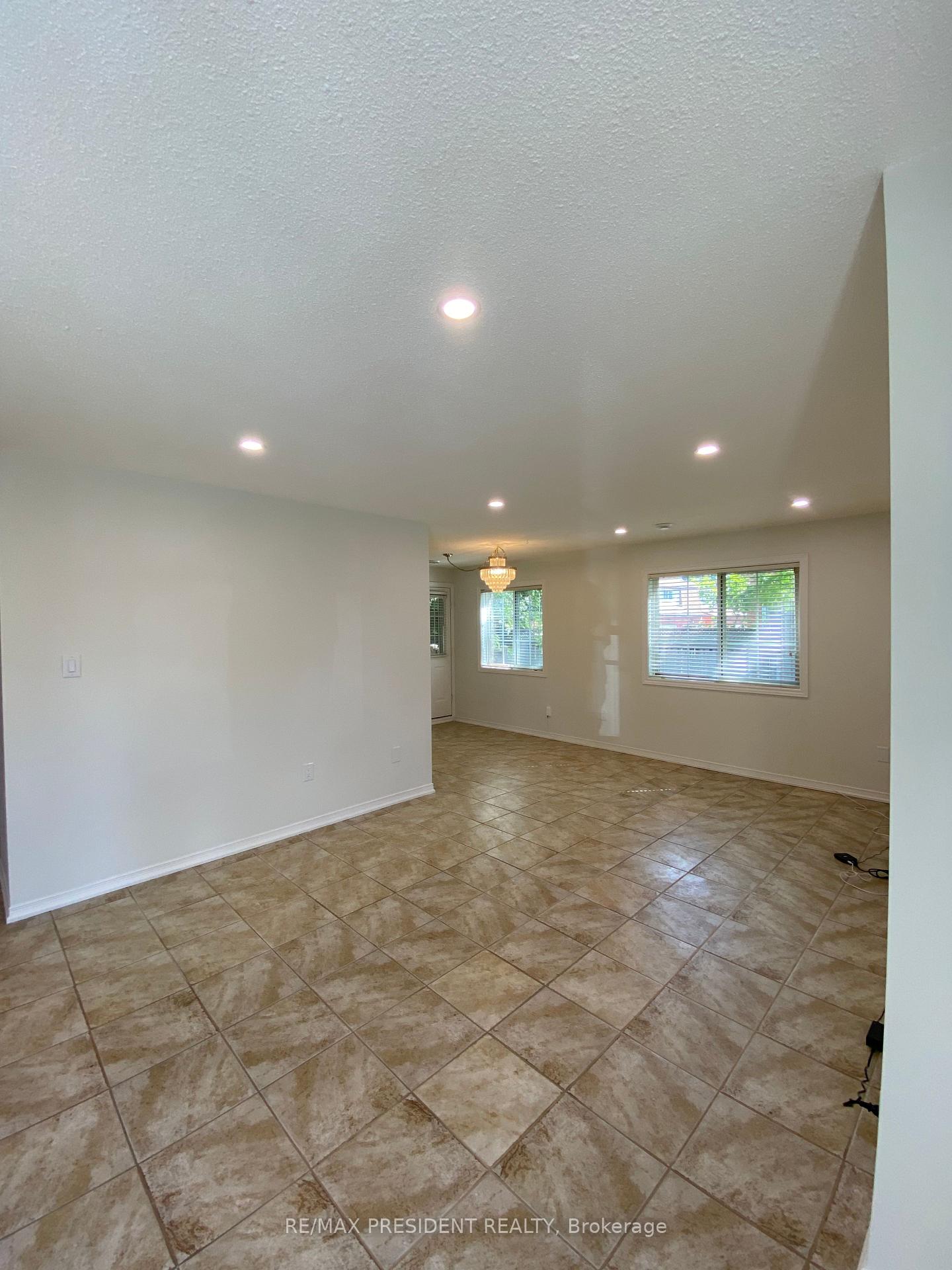 Photo 2 of Unit 4, 897 Stone Church Road E, Hamilton, Quinndale — HOMEH