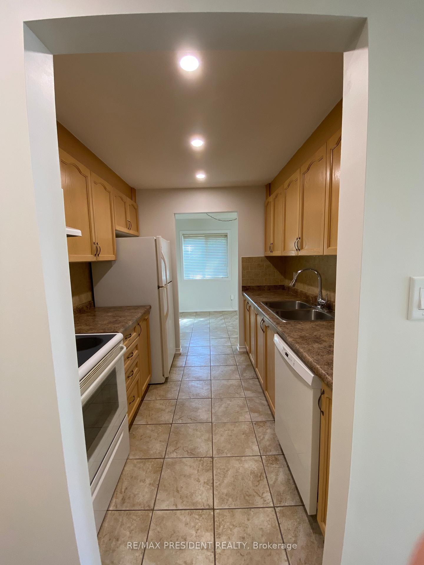 Photo 4 of Unit 4, 897 Stone Church Road E, Hamilton, Quinndale — HOMEH