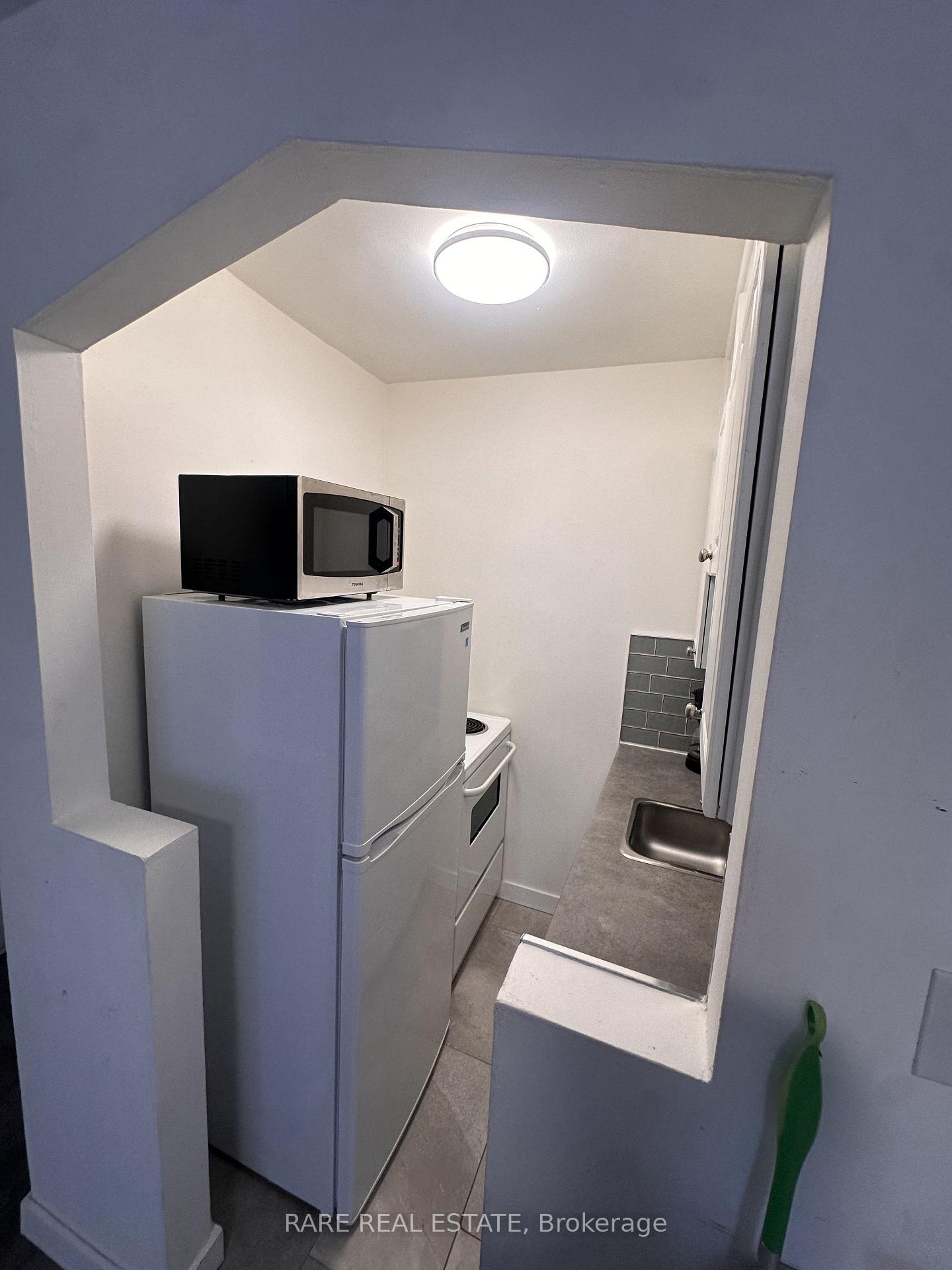 Photo 4 of Unit 11, 130 Macpherson Avenue, Toronto, Casa Loma — HOMEH