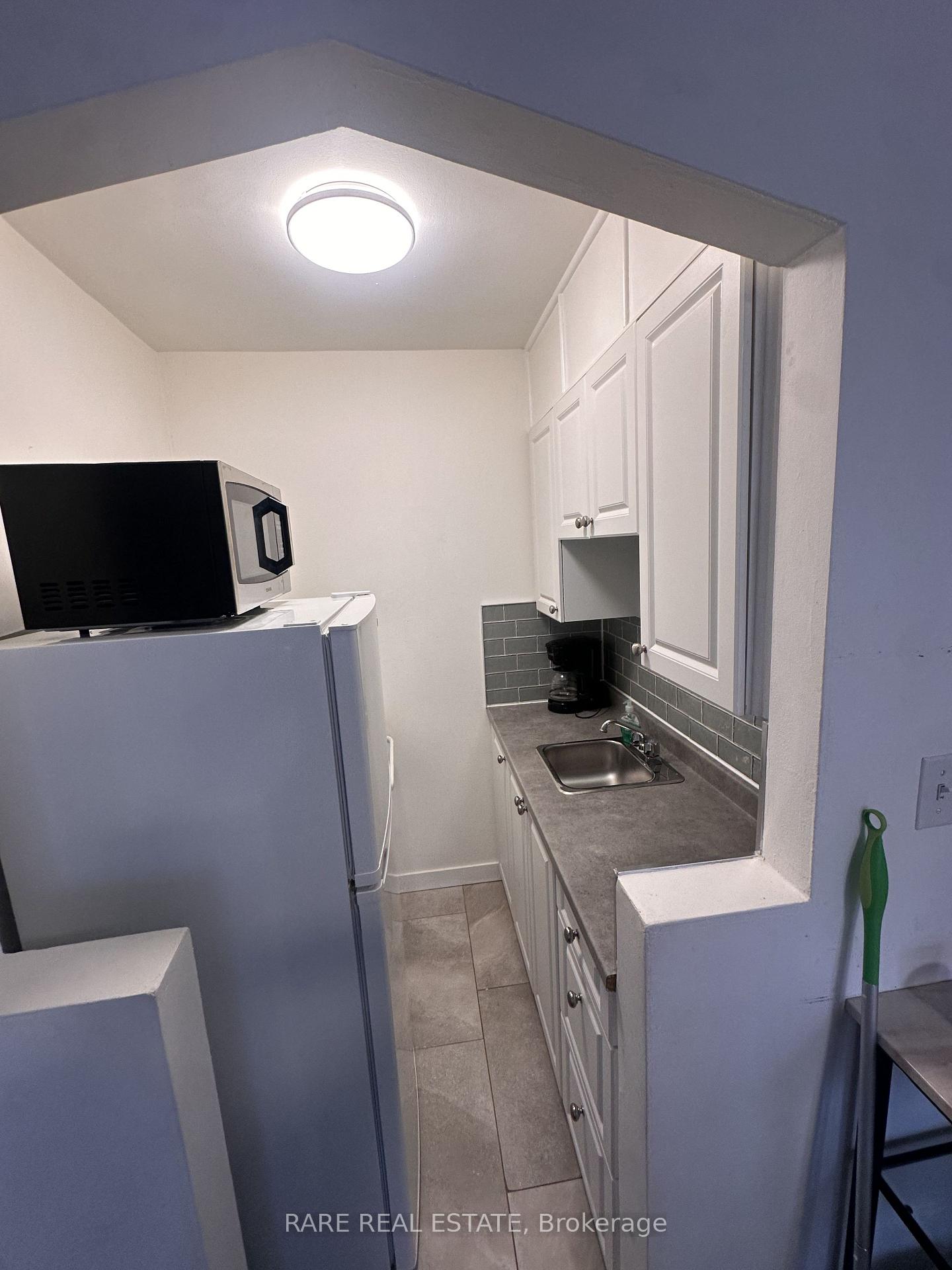 Photo 3 of Unit 11, 130 Macpherson Avenue, Toronto, Casa Loma — HOMEH