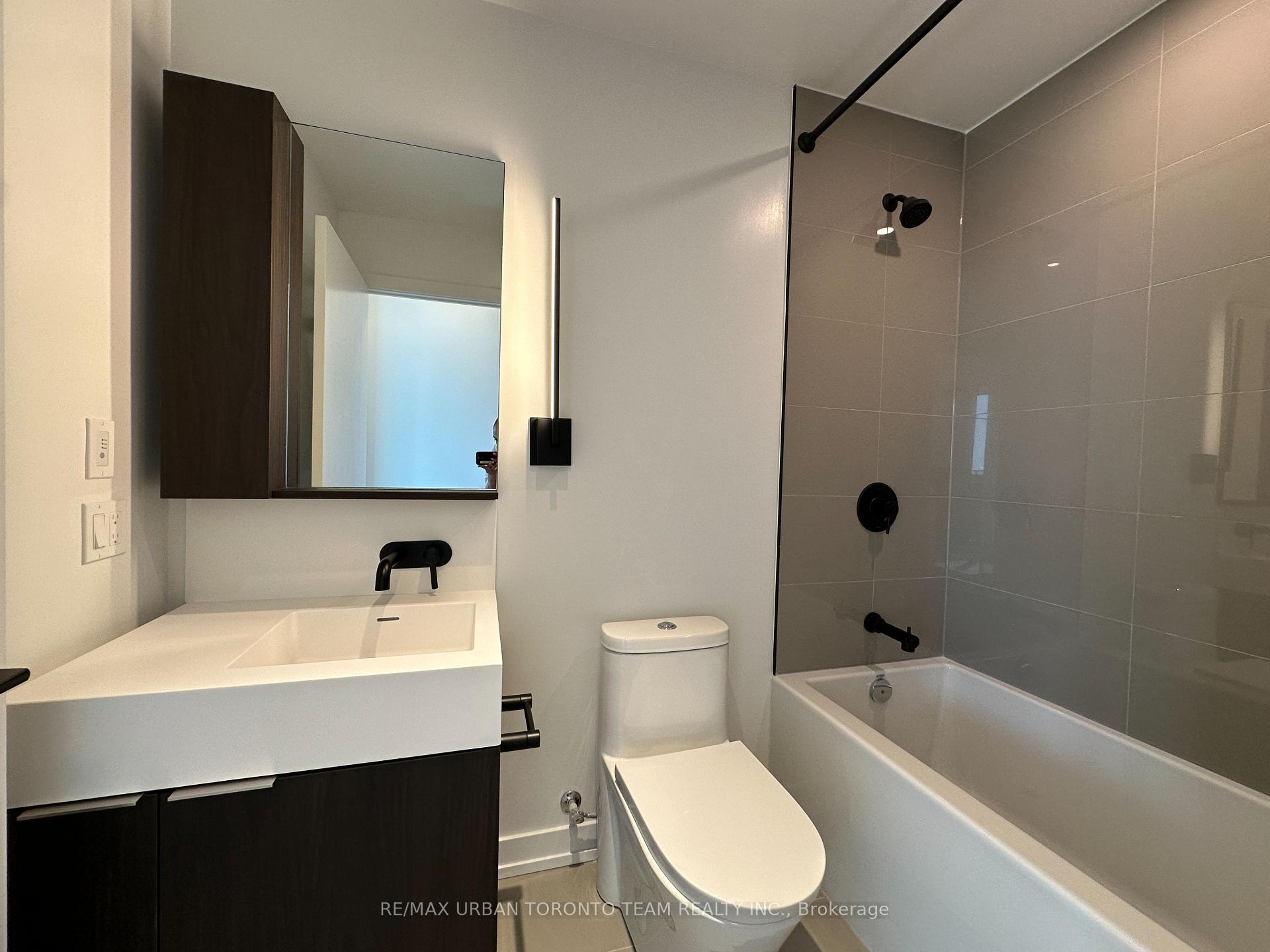 Photo 14 of Unit 3702 (LPH-02), 117 Broadway Avenue, Toronto, Mount Pleasant West — HOMEH