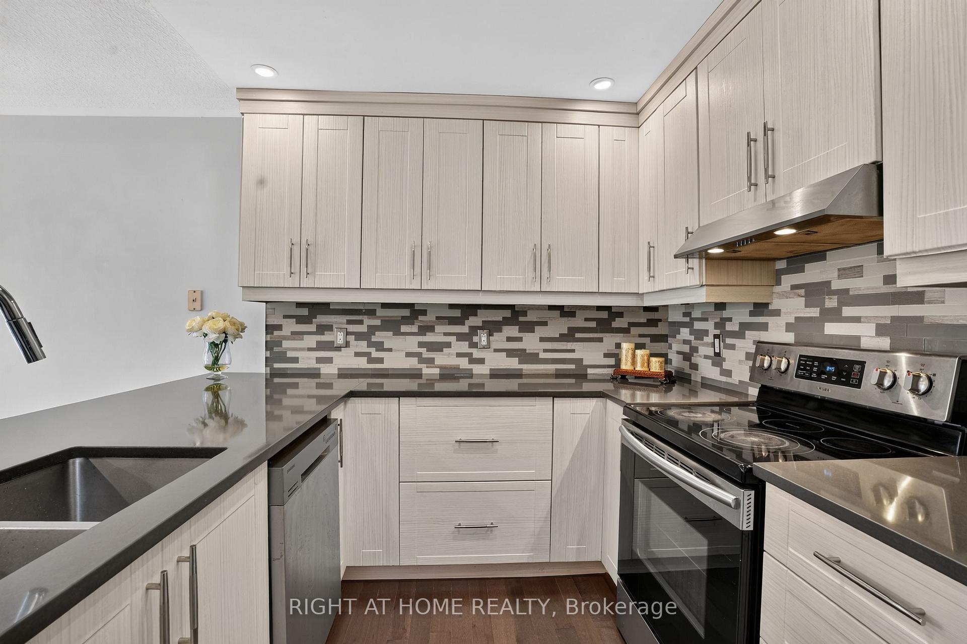 Photo 15 of 32 Saffron Court, Ottawa, Barrhaven - Longfields — HOMEH