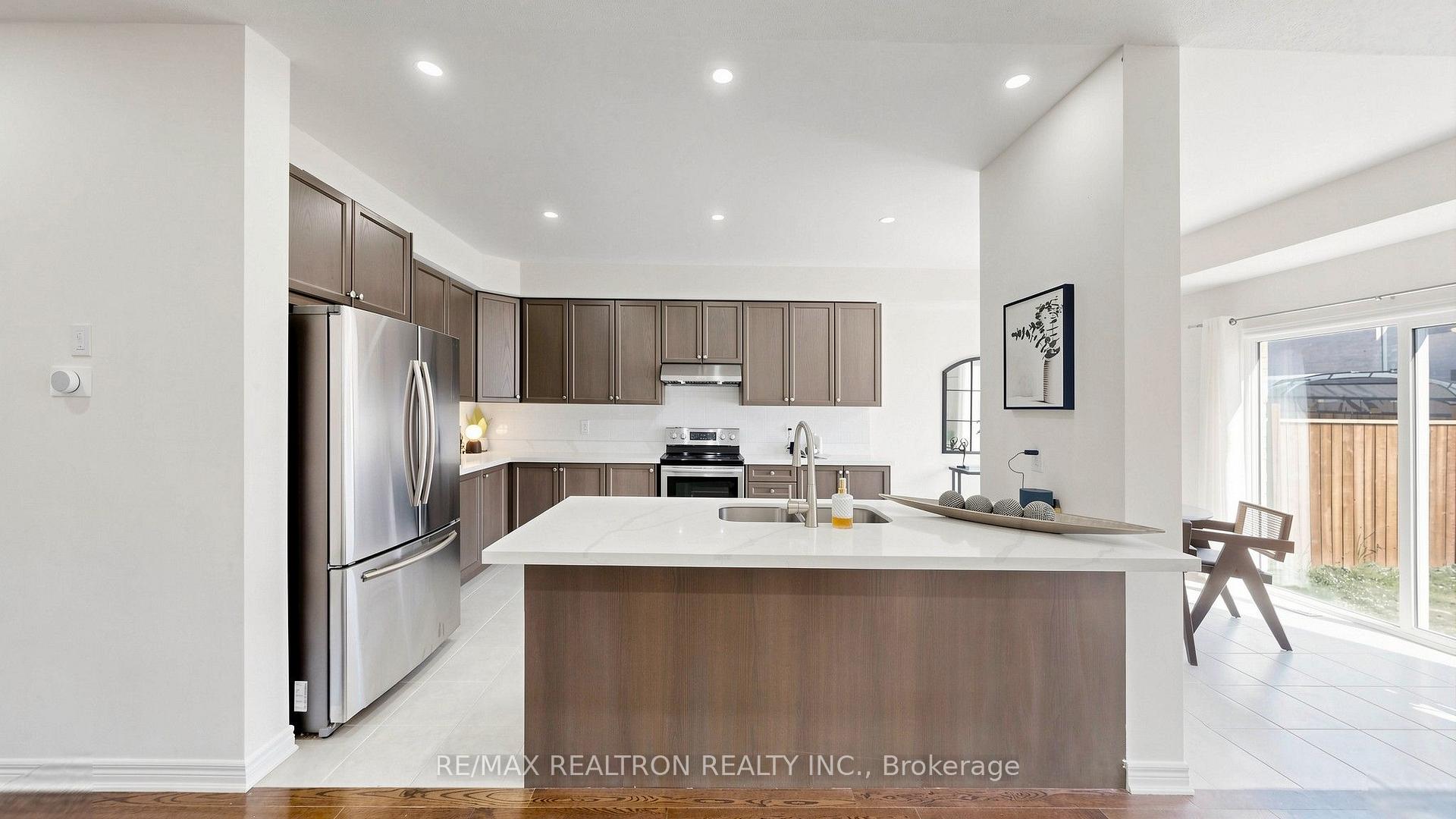 Photo 12 of 23 Foxberry Road, East Gwillimbury, Sharon — HOMEH
