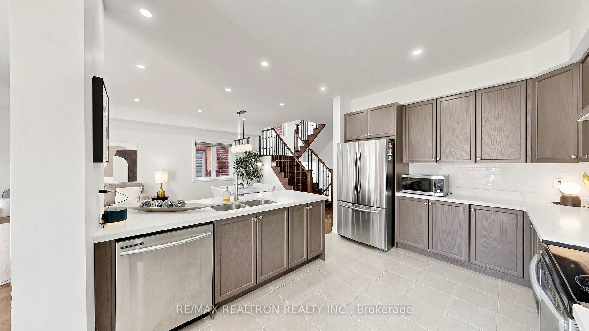 Photo 16 of 23 Foxberry Road, East Gwillimbury, Sharon — HOMEH