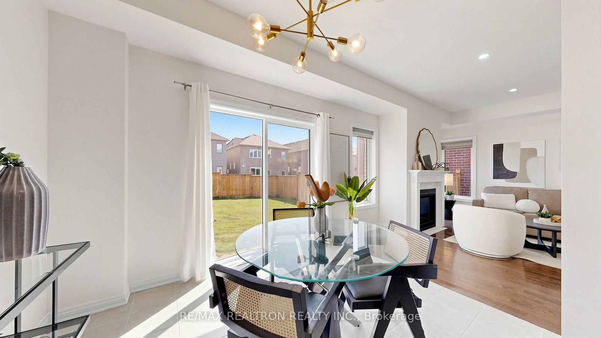 Photo 20 of 23 Foxberry Road, East Gwillimbury, Sharon — HOMEH