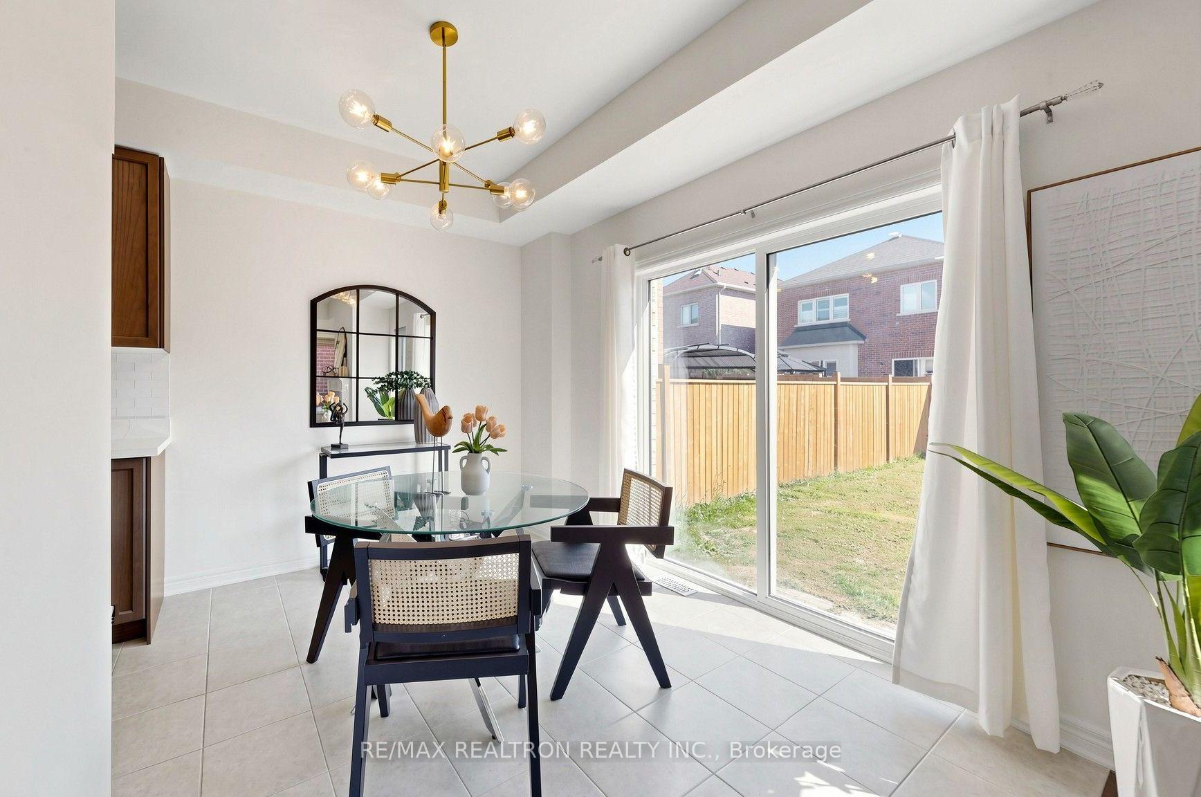Photo 21 of 23 Foxberry Road, East Gwillimbury, Sharon — HOMEH