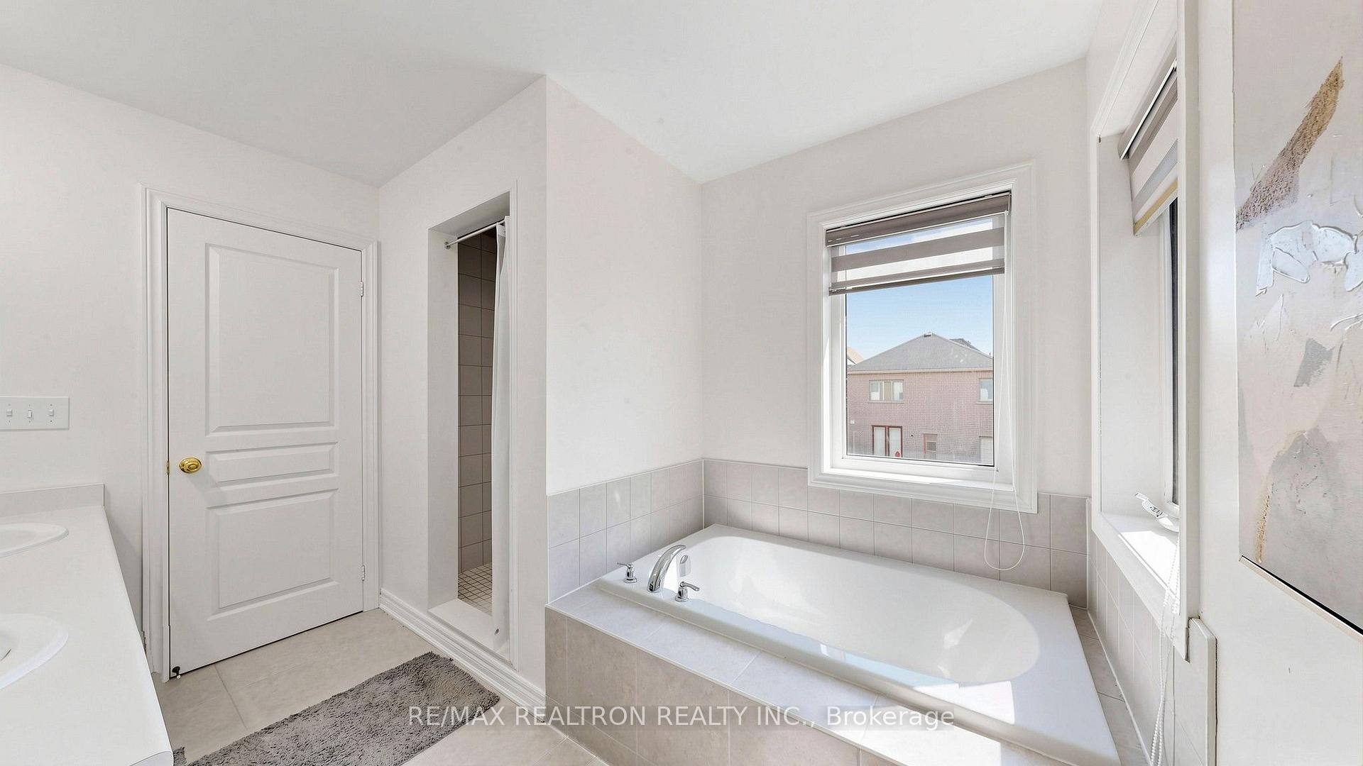 Photo 30 of 23 Foxberry Road, East Gwillimbury, Sharon — HOMEH