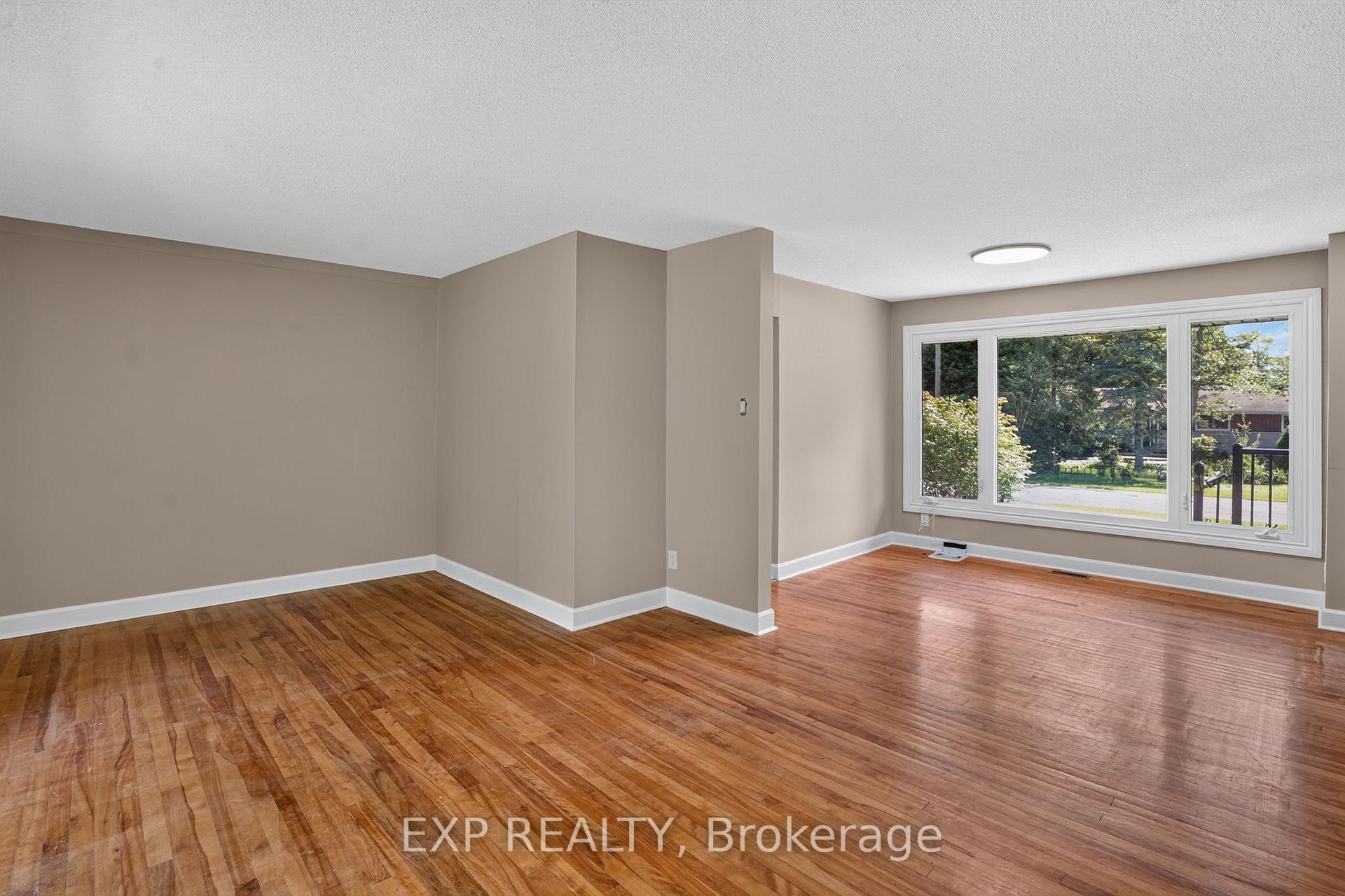 Photo 8 of 137 Grenfell Crescent, Ottawa, Grenfell Glen — HOMEH