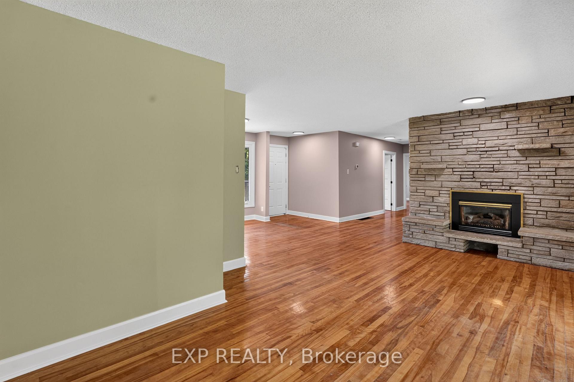 Photo 12 of 137 Grenfell Crescent, Ottawa, Grenfell Glen — HOMEH