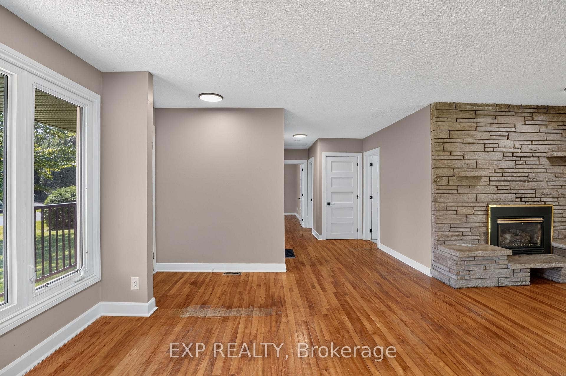 Photo 10 of 137 Grenfell Crescent, Ottawa, Grenfell Glen — HOMEH