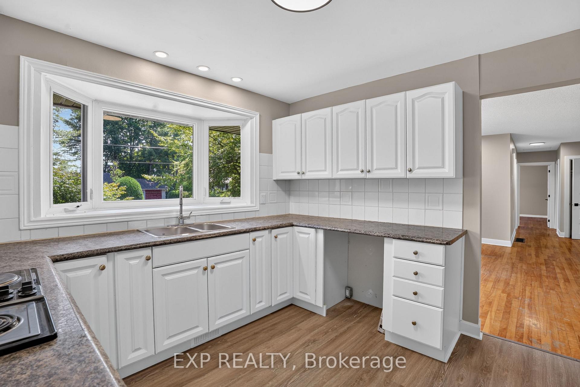Photo 16 of 137 Grenfell Crescent, Ottawa, Grenfell Glen — HOMEH