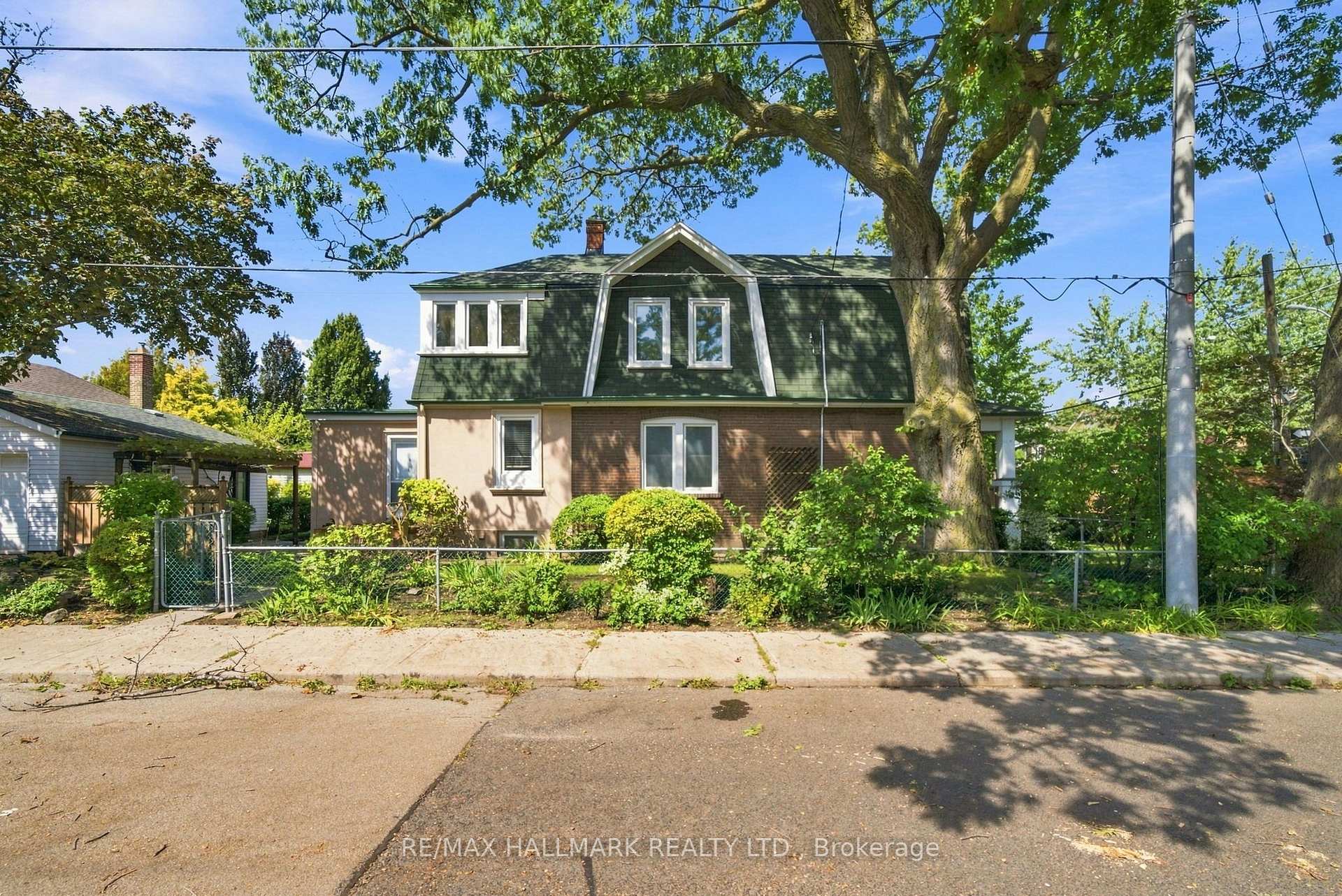 Photo 2 of 104 Chisholm Avenue, Toronto, Woodbine-Lumsden — HOMEH