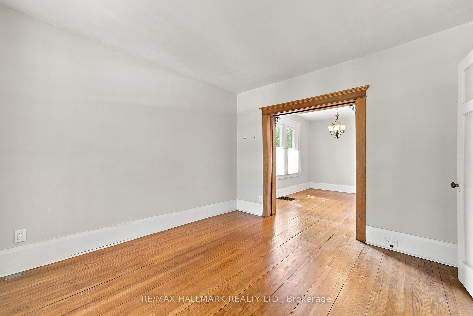 Photo 10 of 104 Chisholm Avenue, Toronto, Woodbine-Lumsden — HOMEH