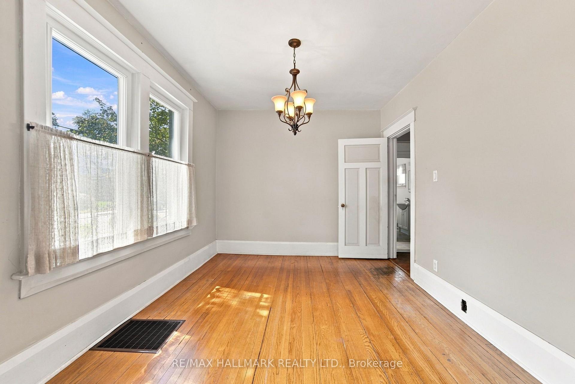 Photo 12 of 104 Chisholm Avenue, Toronto, Woodbine-Lumsden — HOMEH