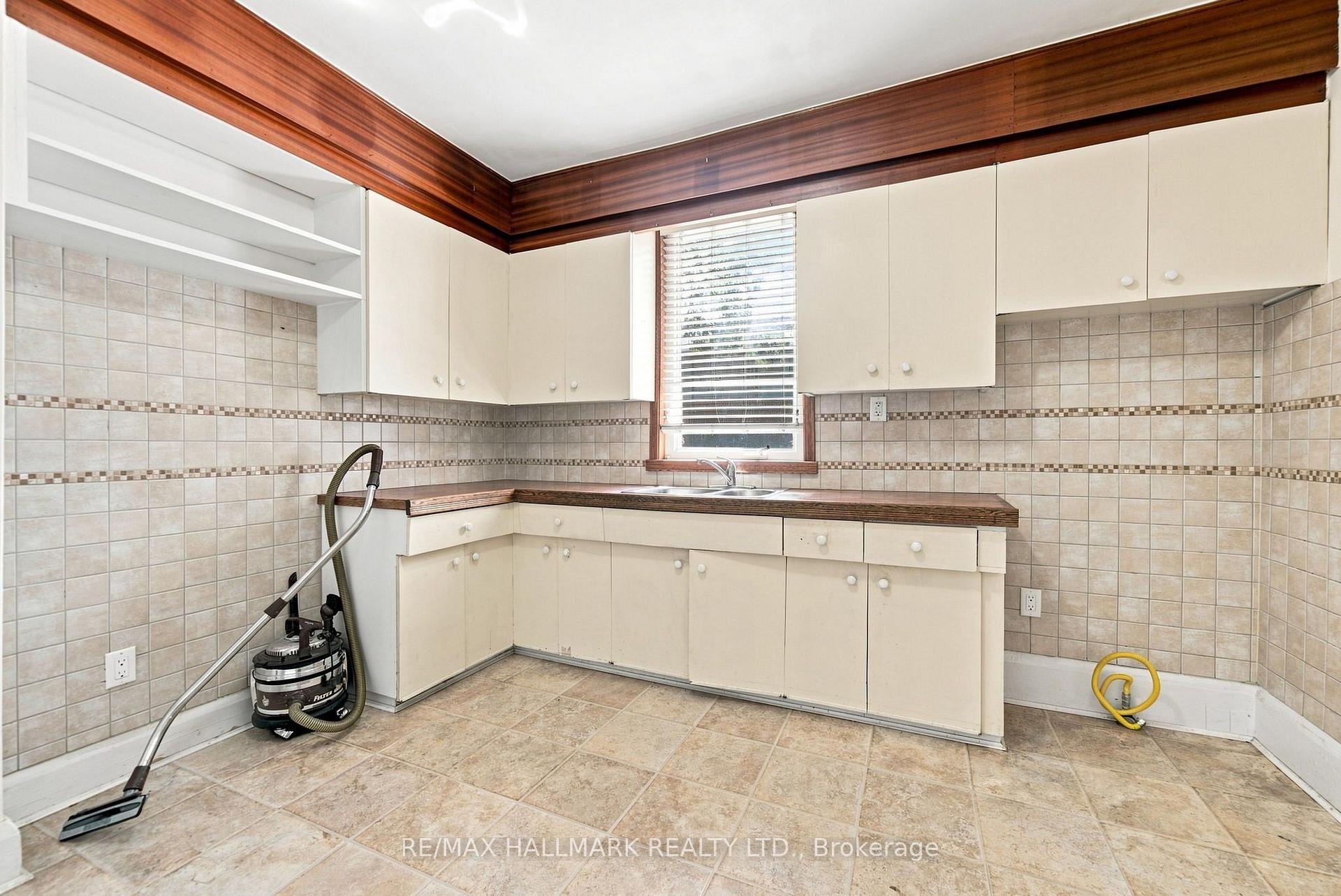 Photo 16 of 104 Chisholm Avenue, Toronto, Woodbine-Lumsden — HOMEH