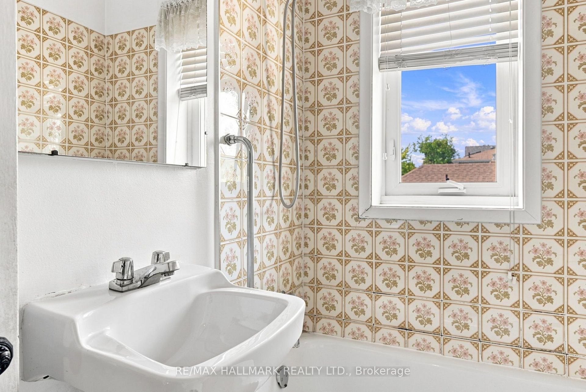 Photo 30 of 104 Chisholm Avenue, Toronto, Woodbine-Lumsden — HOMEH