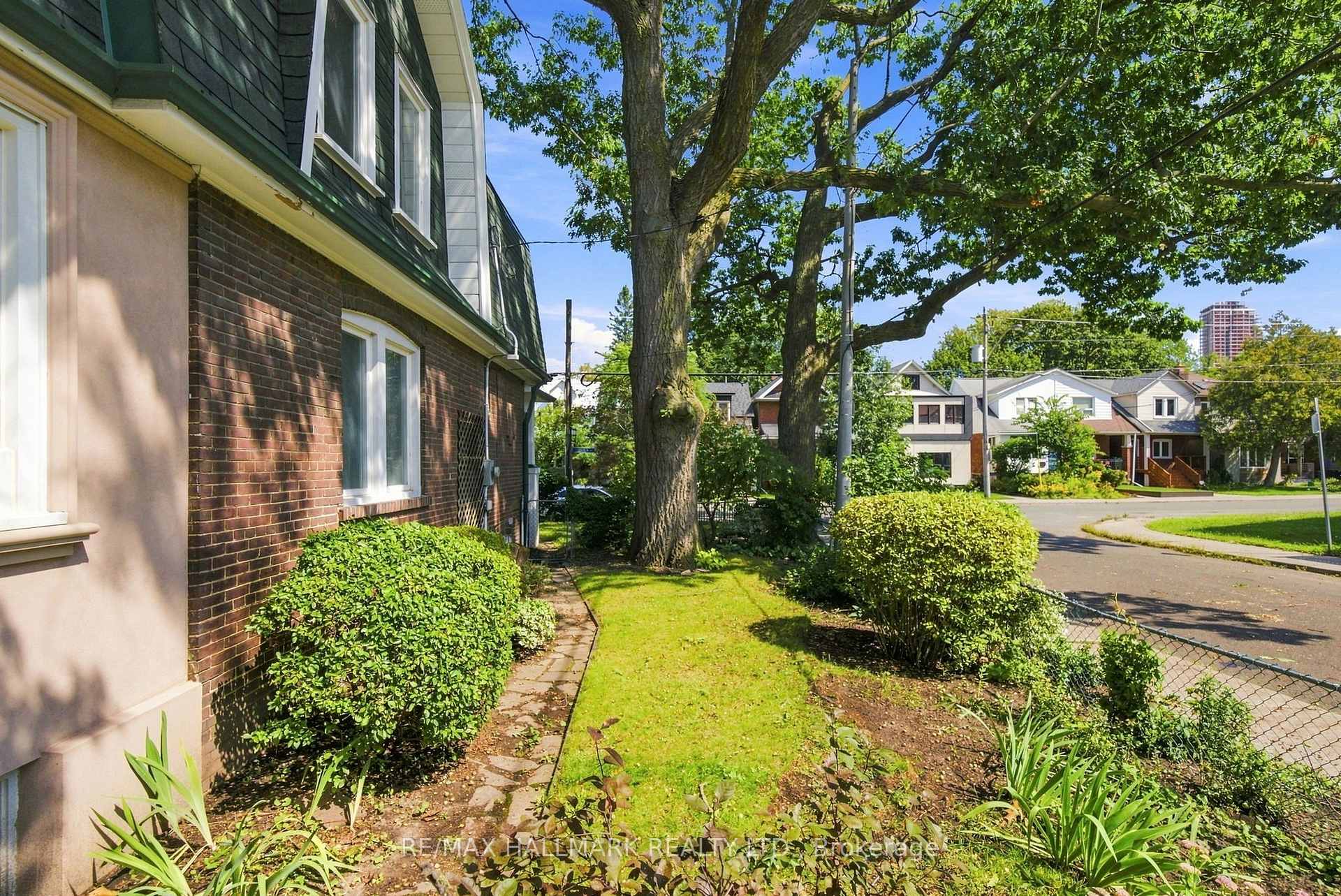 Photo 39 of 104 Chisholm Avenue, Toronto, Woodbine-Lumsden — HOMEH