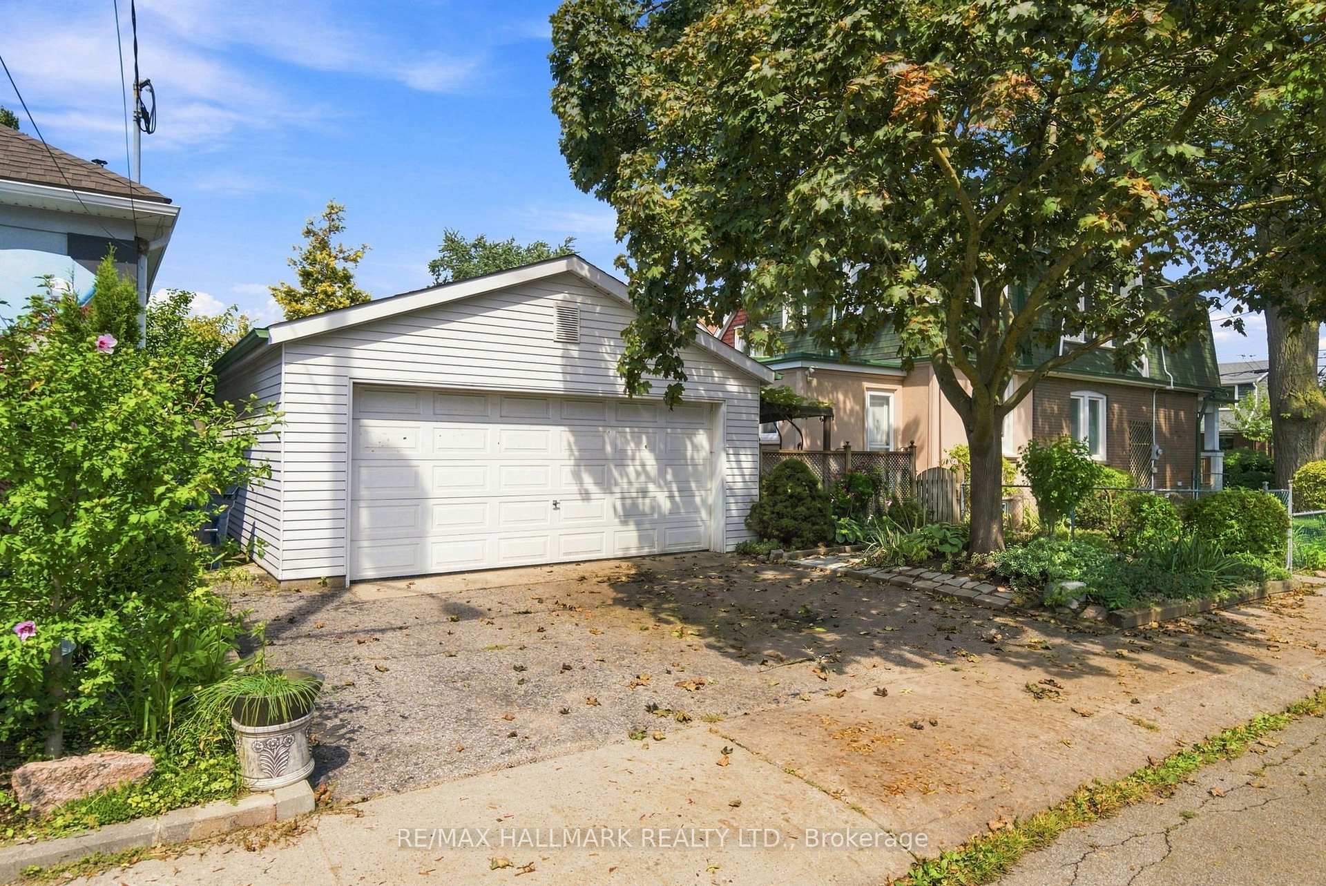Photo 40 of 104 Chisholm Avenue, Toronto, Woodbine-Lumsden — HOMEH