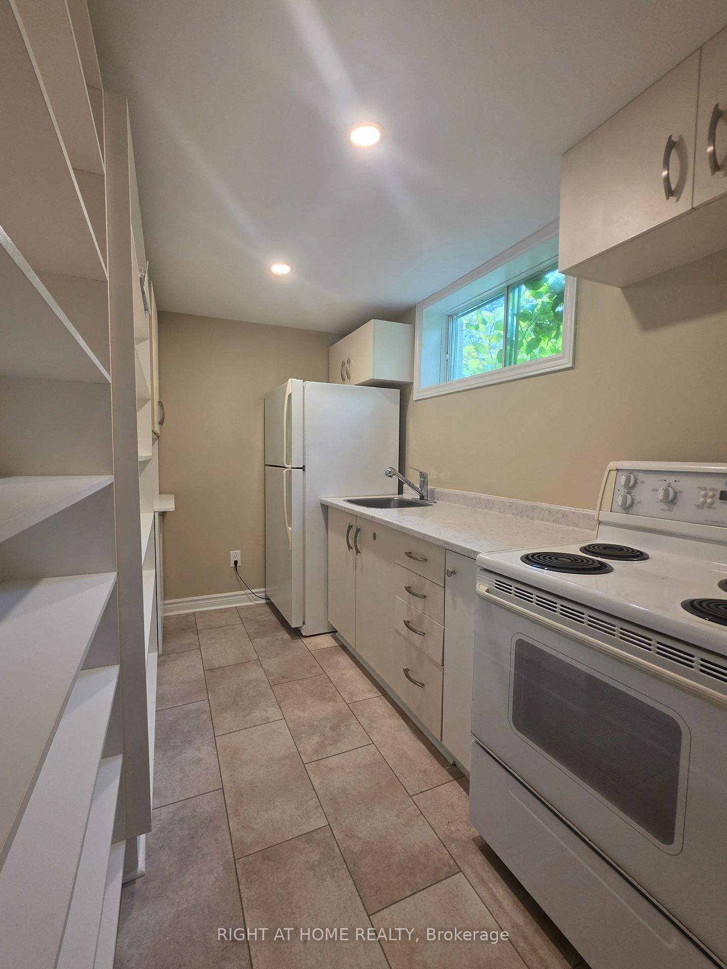 Photo 5 of 250 Hemlock Drive, Whitchurch-Stouffville, Stouffville — HOMEH