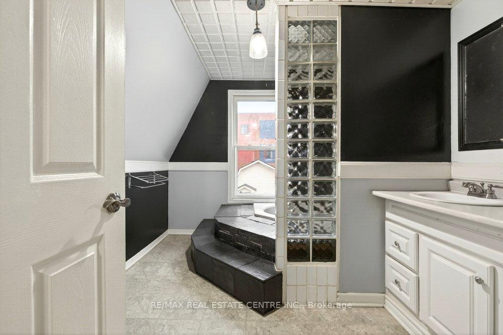 Photo 21 of 23 Frederick Avenue, Hamilton, Crown Point — HOMEH