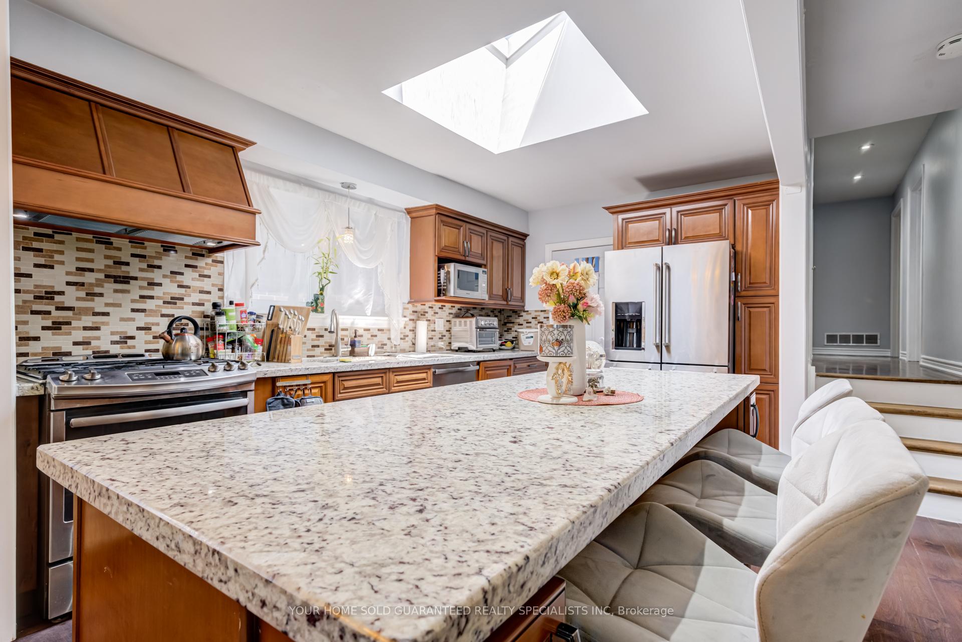 Photo 6 of 5 Hallow Crescent, Etobicoke, Rexdale-Kipling — HOMEH