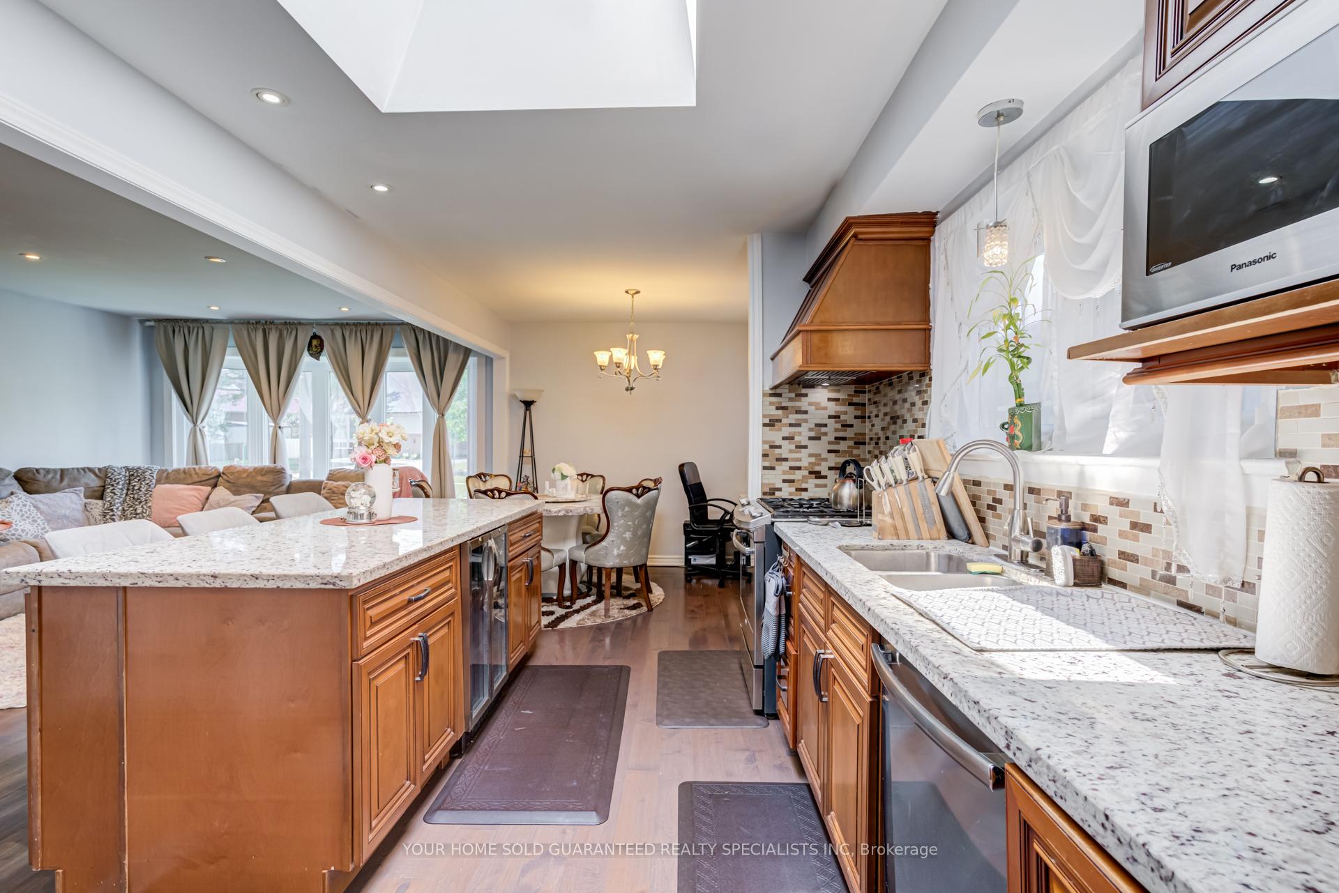 Photo 8 of 5 Hallow Crescent, Etobicoke, Rexdale-Kipling — HOMEH