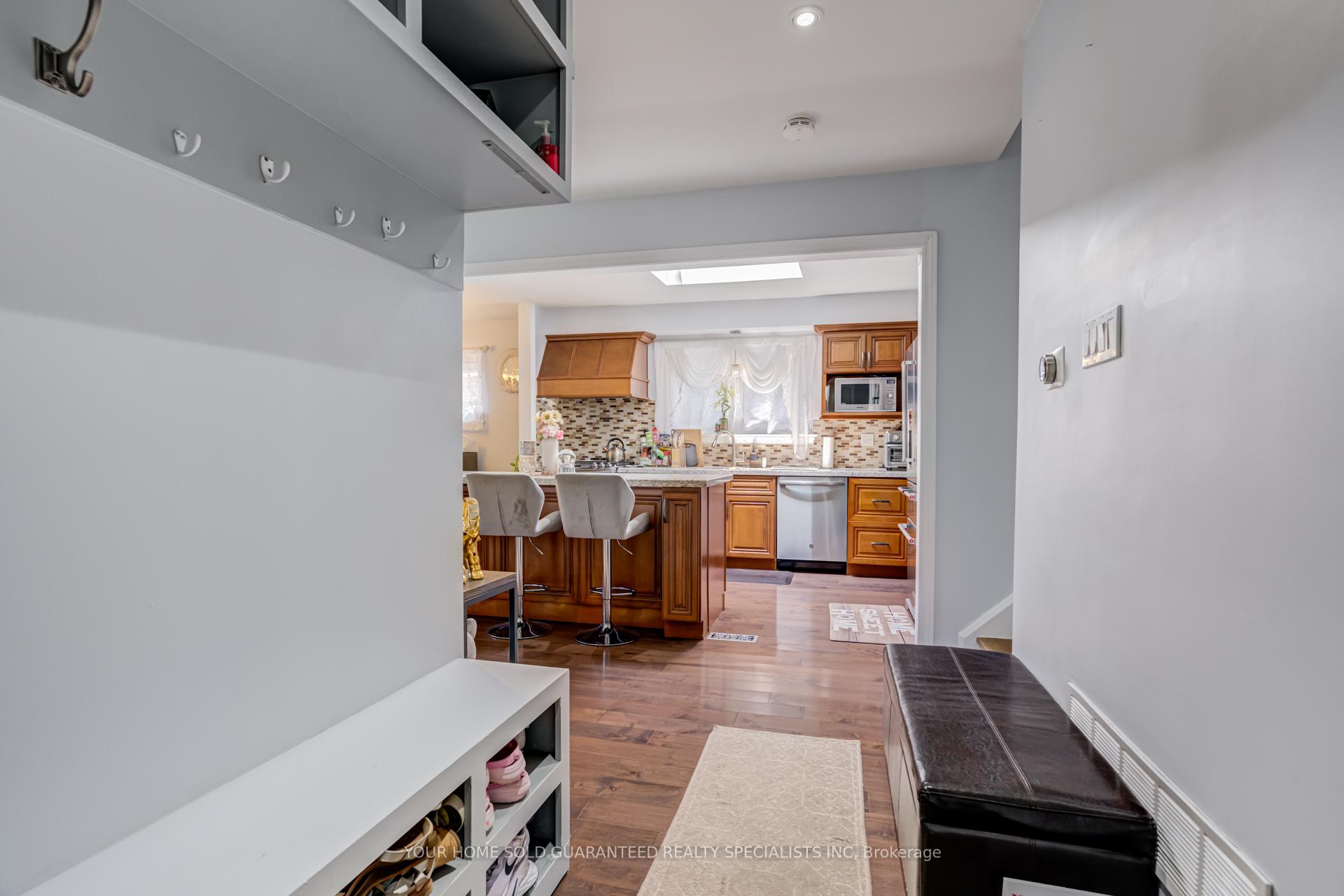 Photo 12 of 5 Hallow Crescent, Etobicoke, Rexdale-Kipling — HOMEH