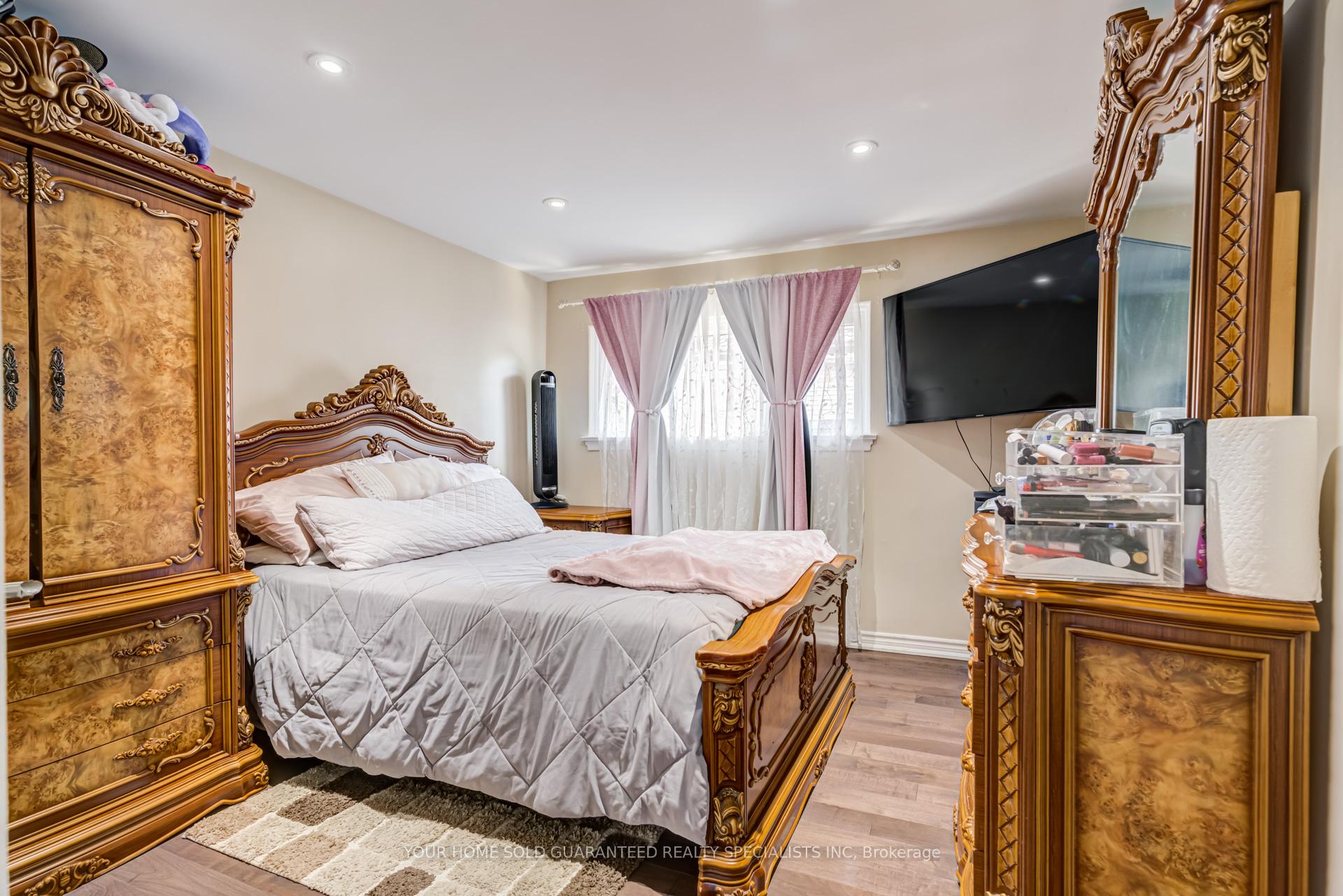 Photo 17 of 5 Hallow Crescent, Etobicoke, Rexdale-Kipling — HOMEH