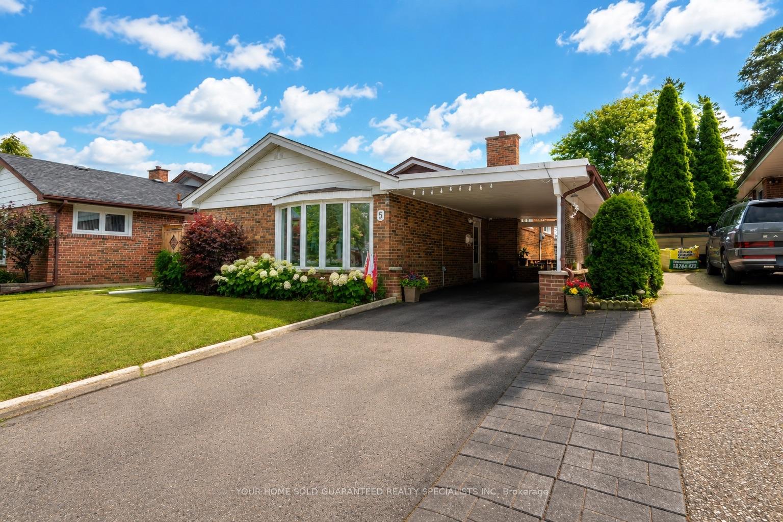 Photo 2 of 5 Hallow Crescent, Etobicoke, Rexdale-Kipling — HOMEH