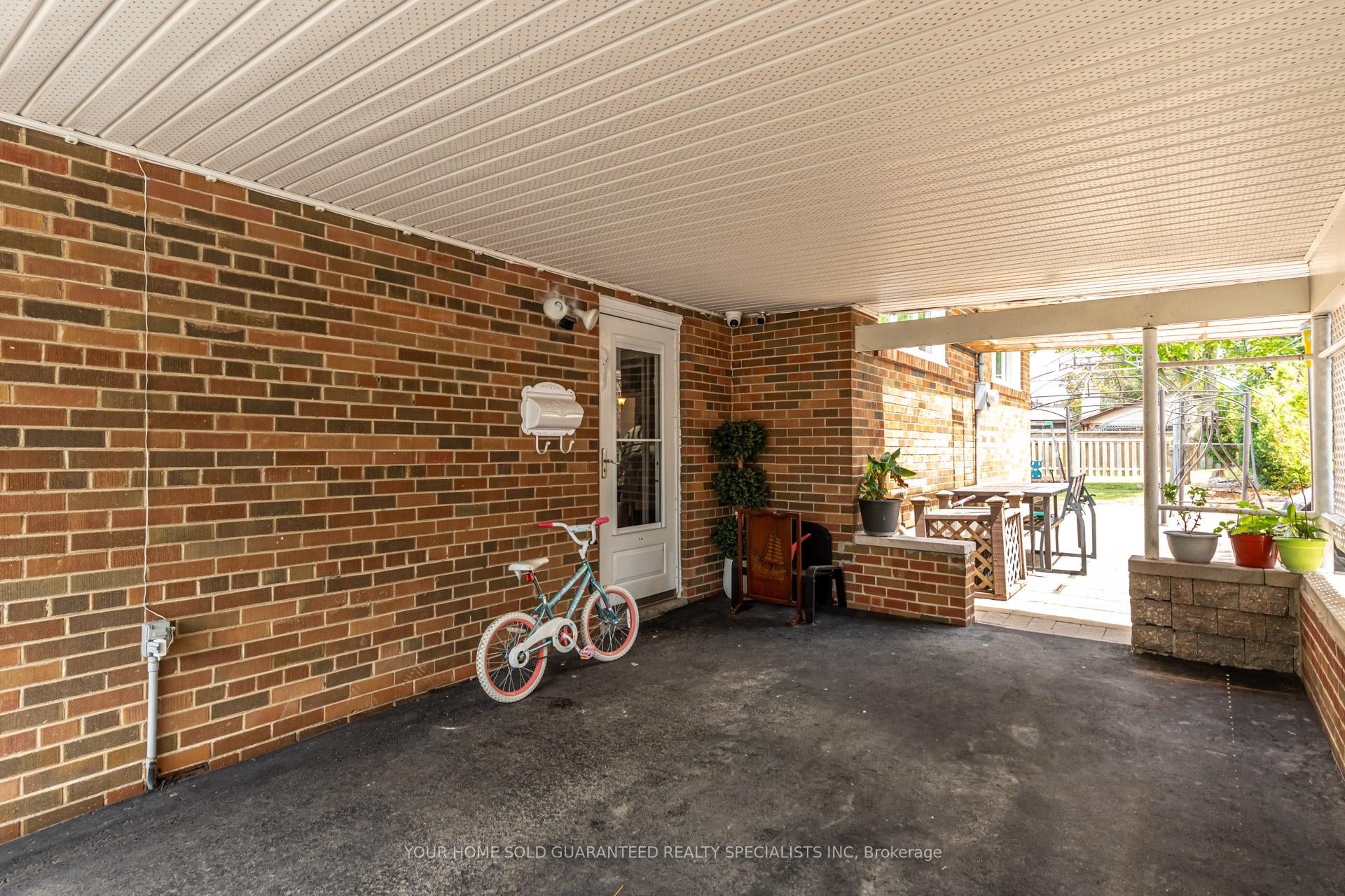 Photo 3 of 5 Hallow Crescent, Etobicoke, Rexdale-Kipling — HOMEH
